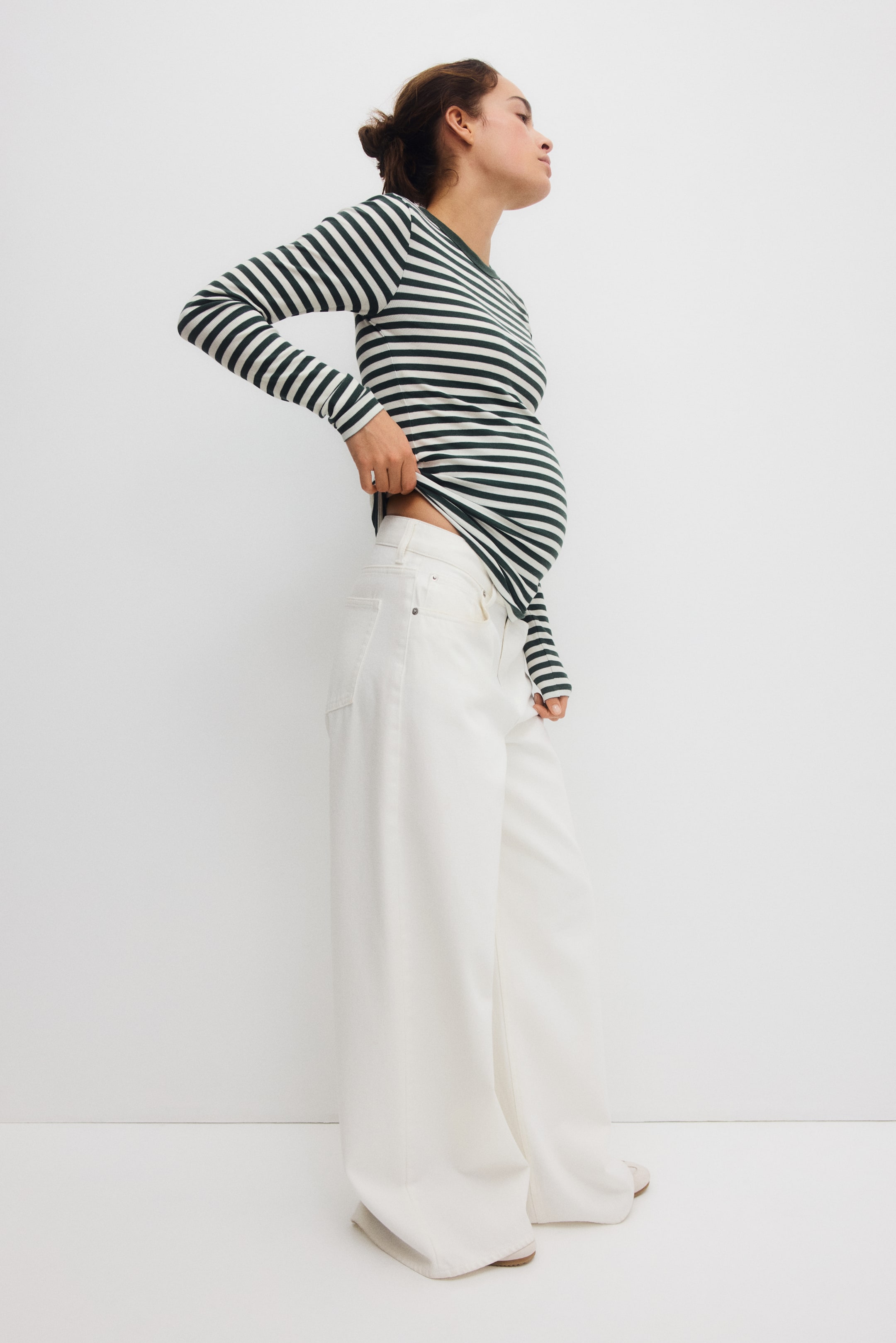 Zobrazit větší obrázek: MAMA Žebrovaný žerzejový top - Tmavě zelená/proužky - ŽENY | H&M CZ 3