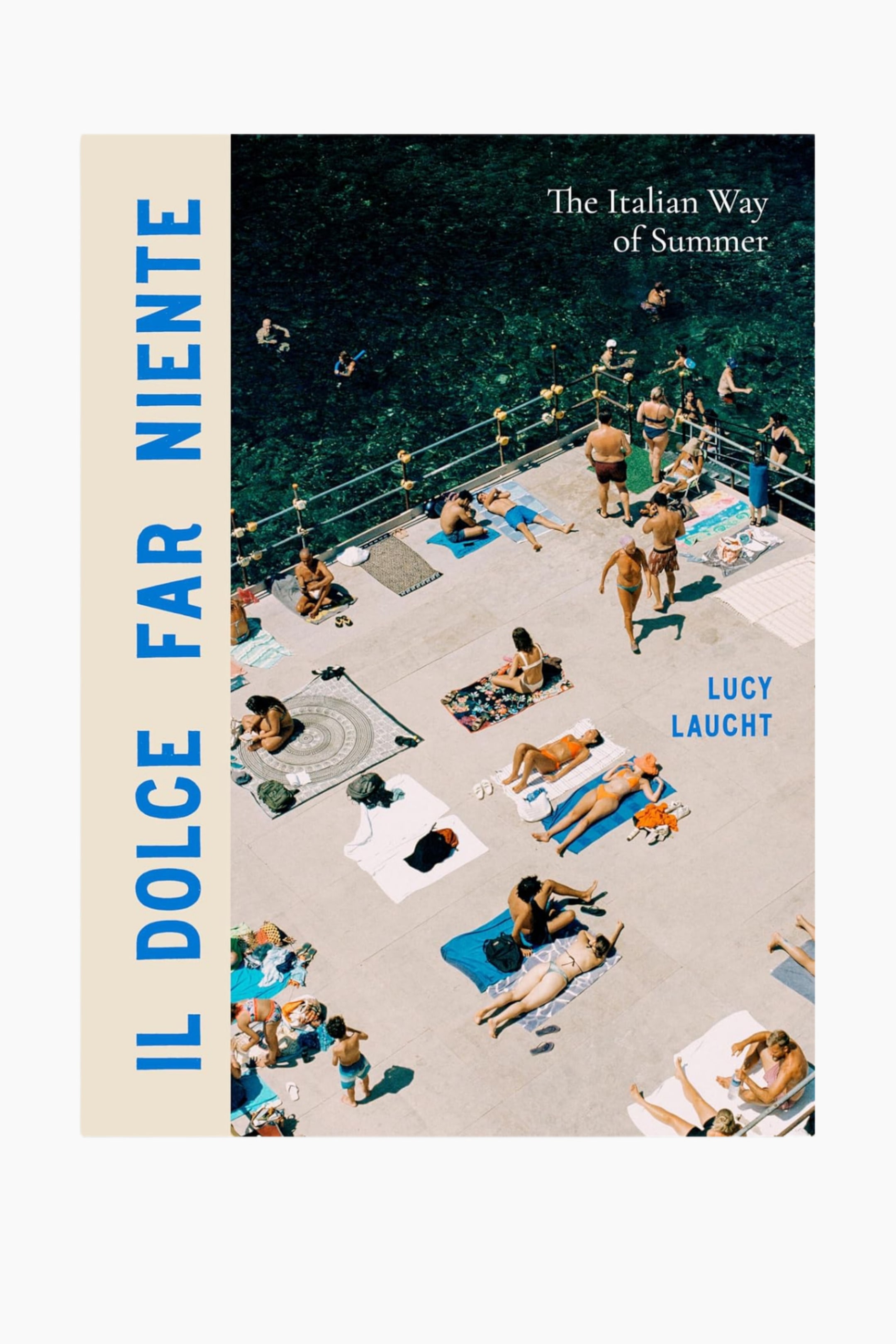 Größeres Bild ansehen: Das Buchcover zeigt einen cremefarbenen vertikalen Streifen auf der linken Seite, auf dem in großen blauen Großbuchstaben "IL DOLCE FAR NIENTE" steht. Die rechte Seite zeigt eine Luftaufnahme von Menschen, die auf einem Betonpier am dunklen Wasser sonnenbaden, mit zusätzlichen Textüberlagerungen, die "The Italian Way of Summer" und "LUCY LAUCHT" lesen.