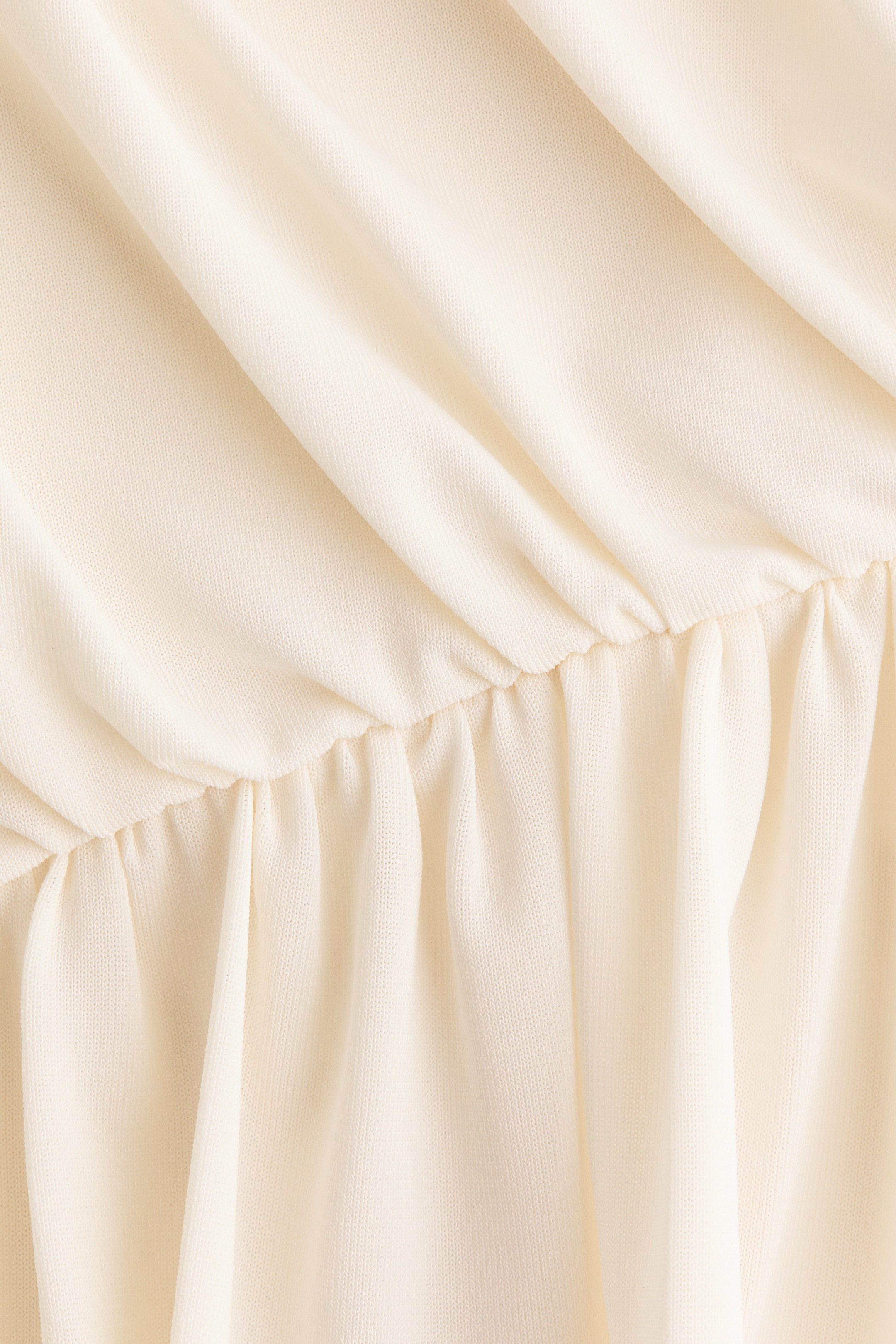 Robe asymétrique avec bas à effet ballon