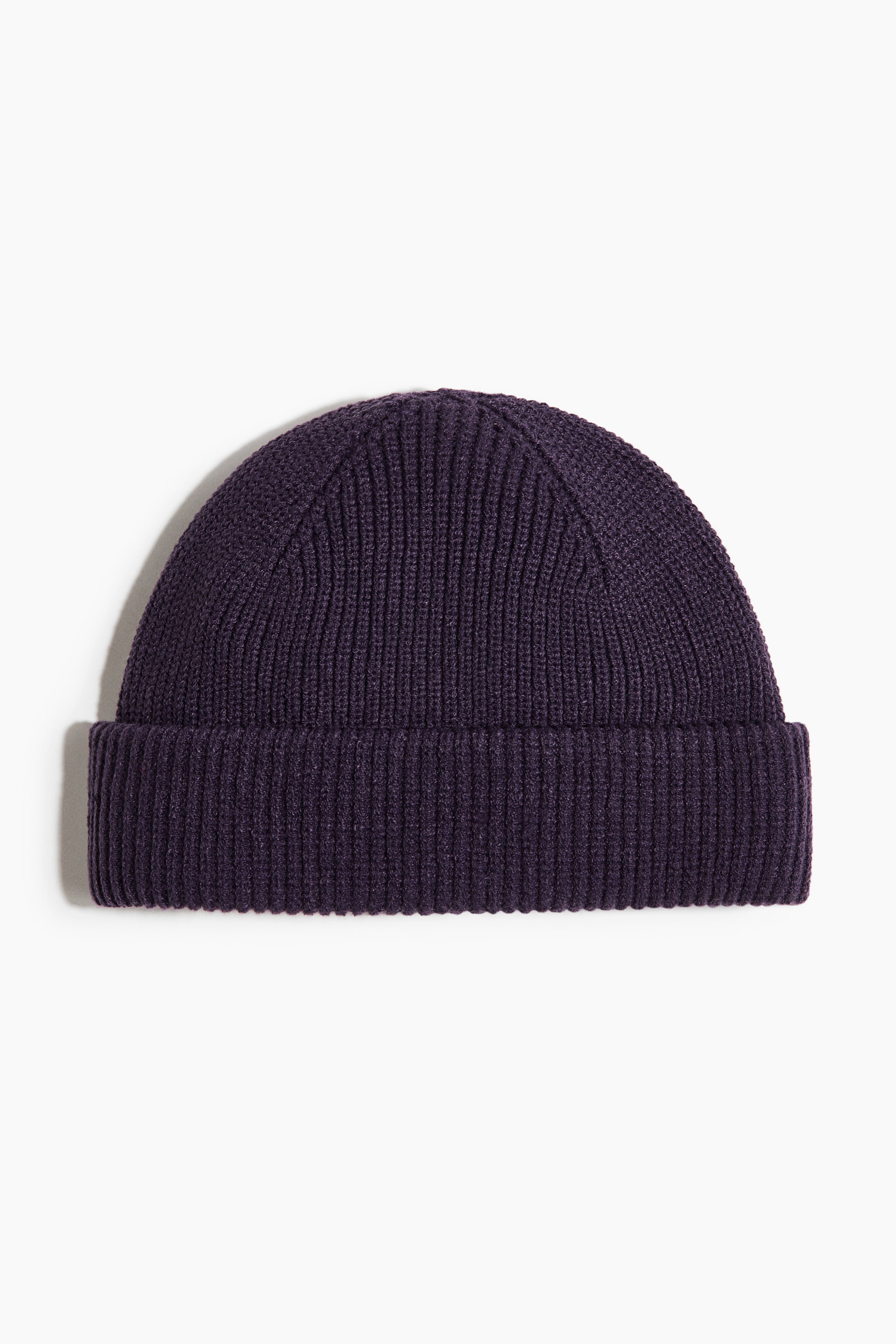 Visualizza l'immagine ingrandita: Un berretto viola scuro presenta una trama a maglia a coste e un ampio risvolto piegato sul davanti.