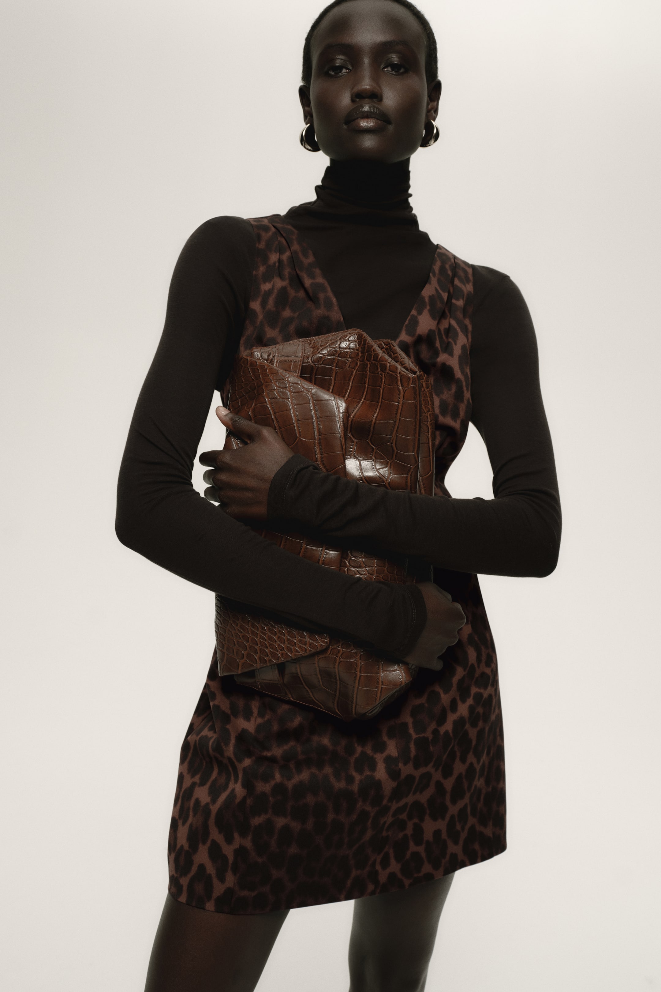 Zobraziť väčší obrázok: Šaty s véčkovým výstrihom a zúženým pásom - Hnedá/leopardí vzor - ŽENY | H&M SK 1