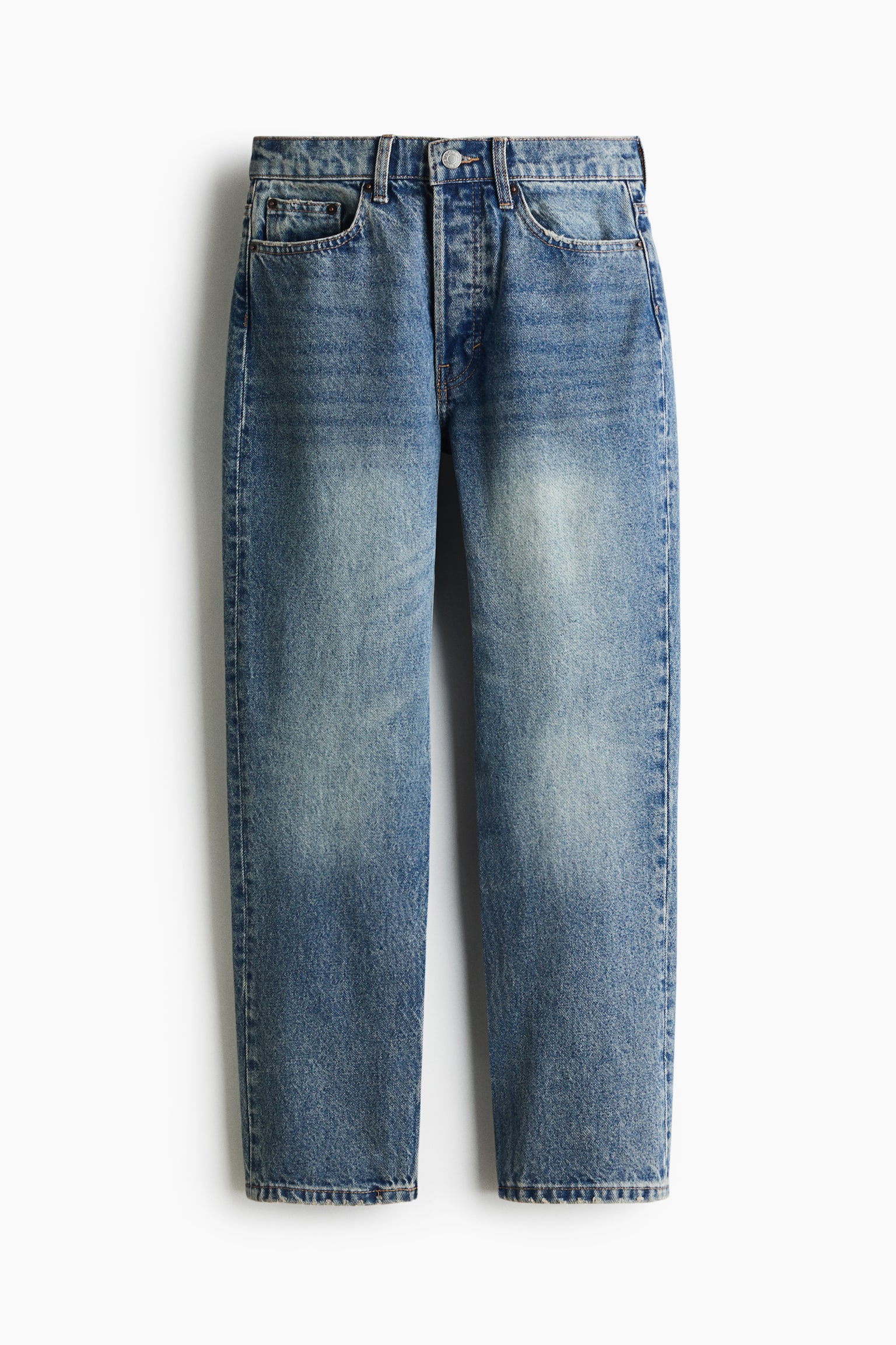 Ein Paar blaue Jeans mit geradem Bein ist von vorn zu sehen und zeigt eine mittelblaue Waschung mit deutlichen Ausbleichungen an den Oberschenkeln. Die Jeans prÃ¤sentieren den klassischen Five-Pocket-Stil, GÃ¼rtelschlaufen, einen silberfarbenen Knopfverschluss am Bund sowie leichte Used-Effekte an den Taschenkanten und SÃ¤umen. - 1