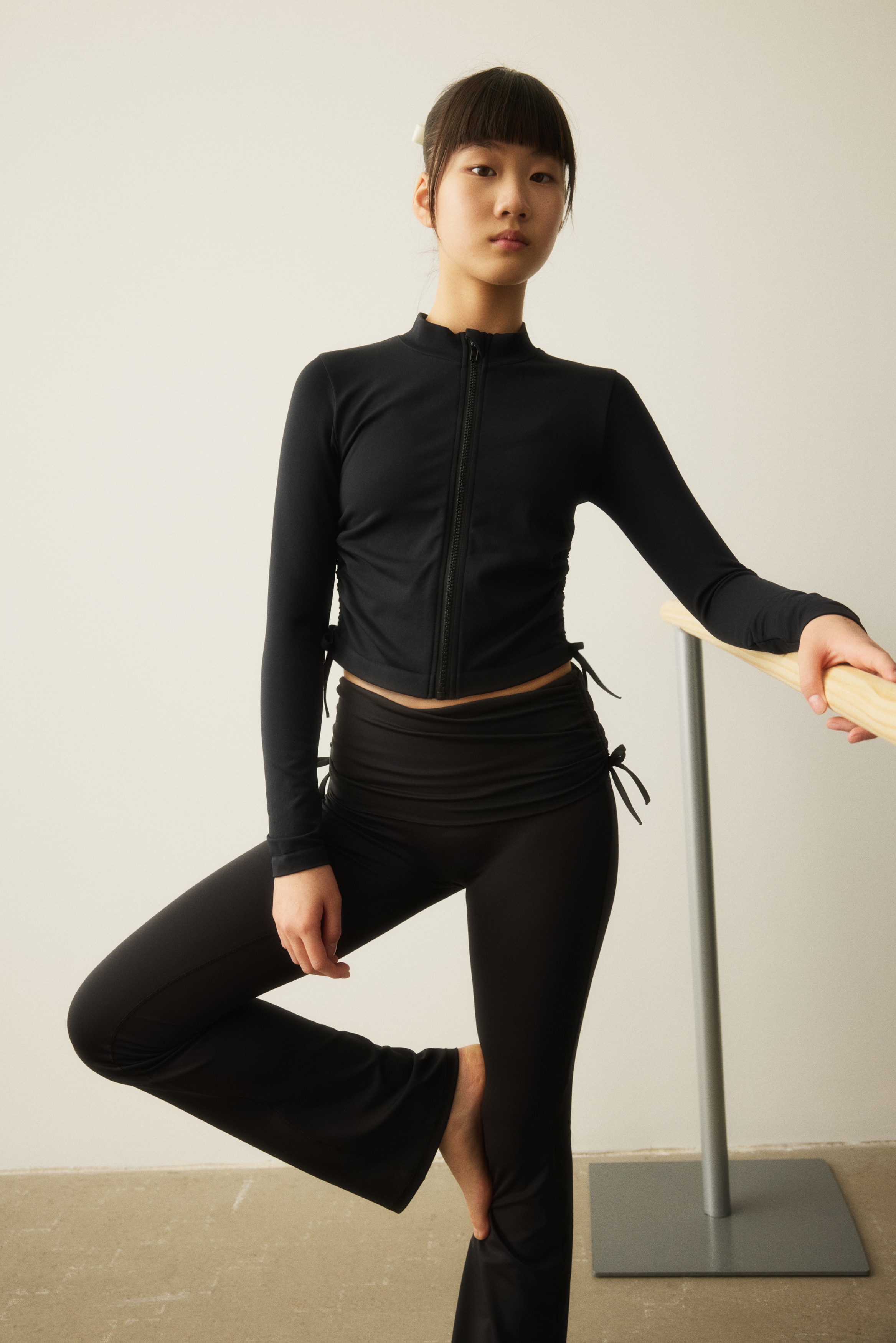 Utsvingt yogaleggings - Sort/Lys rosa