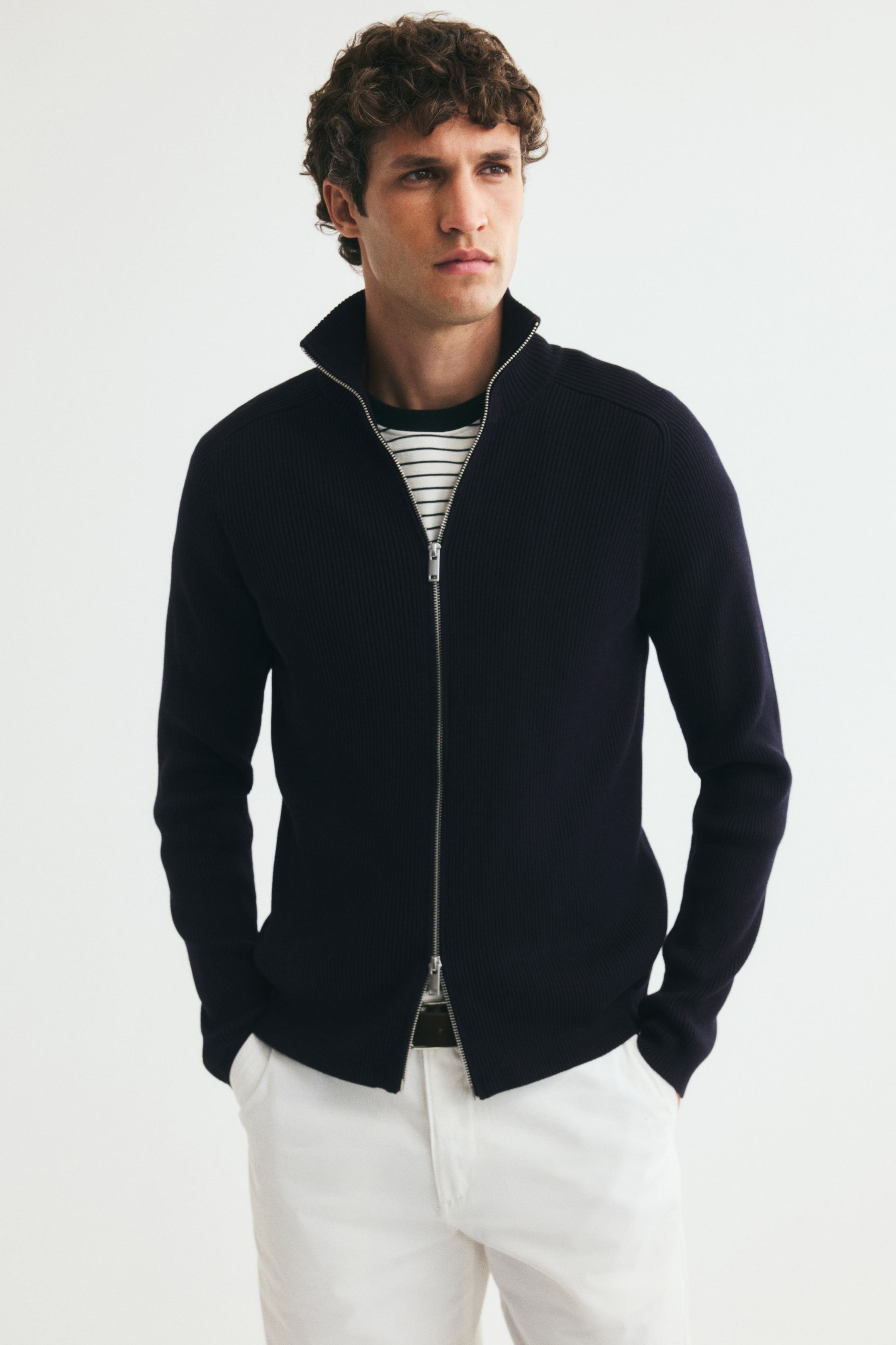 Zobrazit větší obrázek: Propínací svetr z žebrovaného úpletu Slim Fit - Námořnická modř - MUŽI | H&M CZ 1