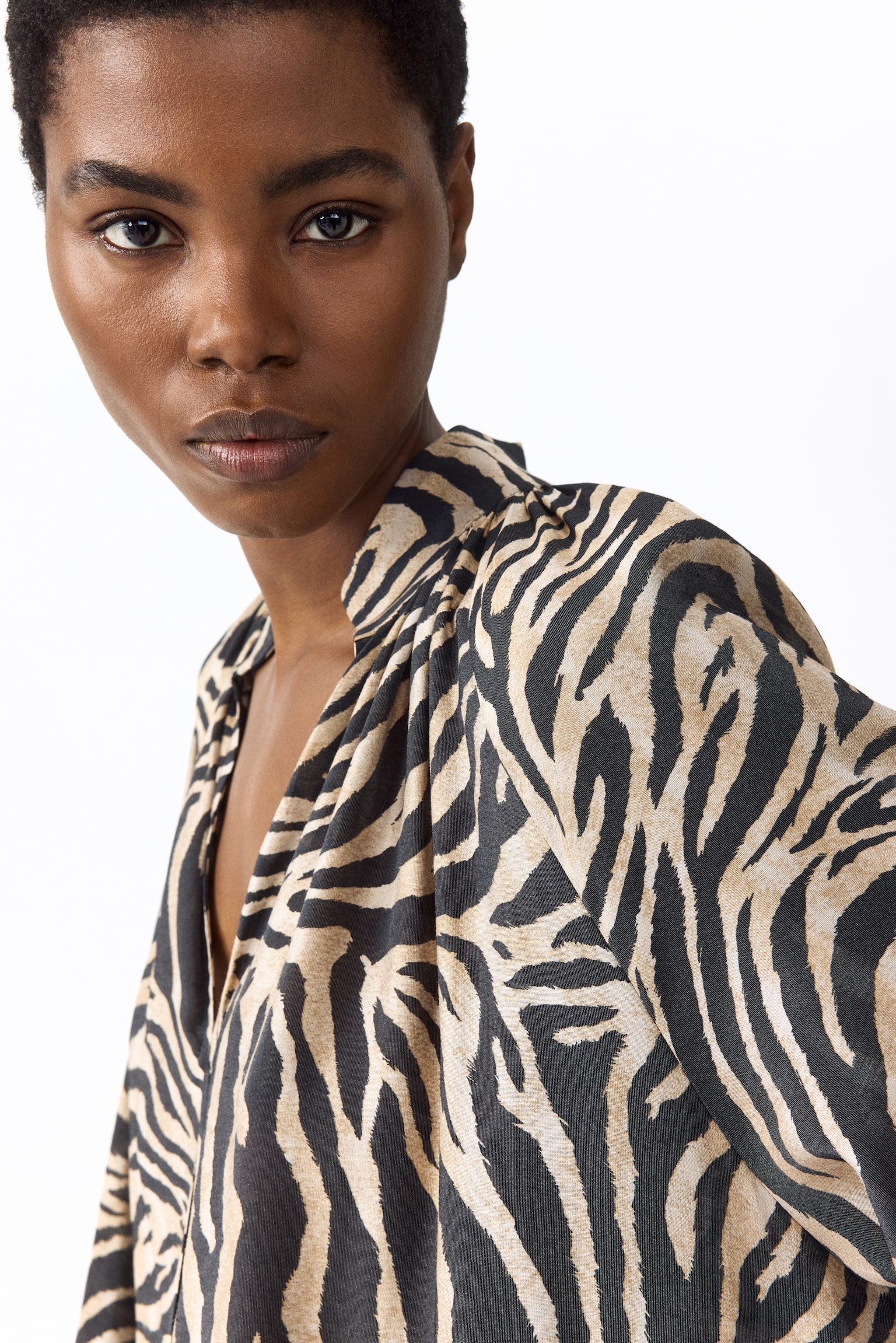 שמלת אוברסייז עם חגורת קשירה - שחור/פסי זברה/בז' בהיר/טורקיז פסים - 4