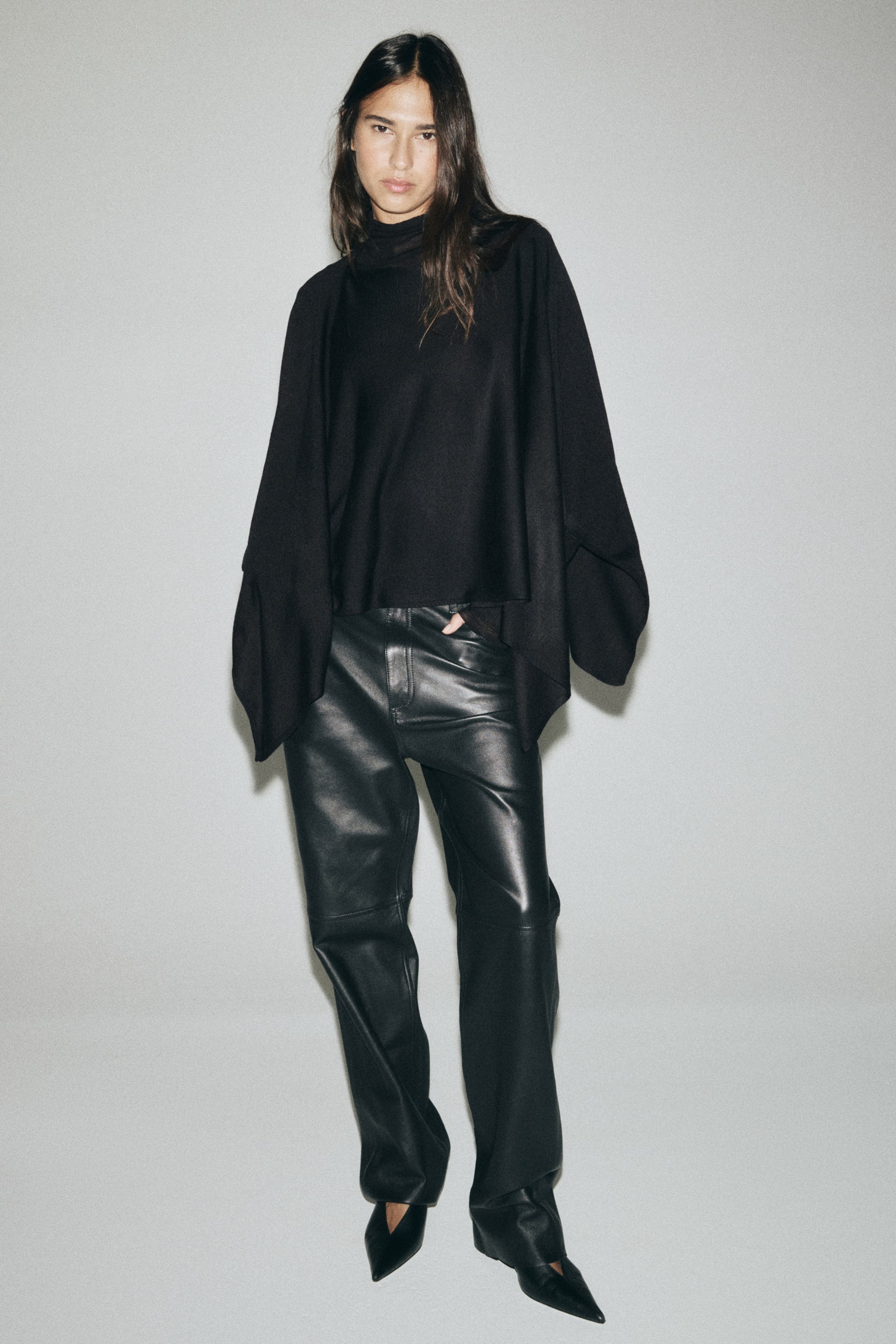 Zobraziť väčší obrázok: Pelerína z jemného úpletu - Čierna - ŽENY | H&M SK 1