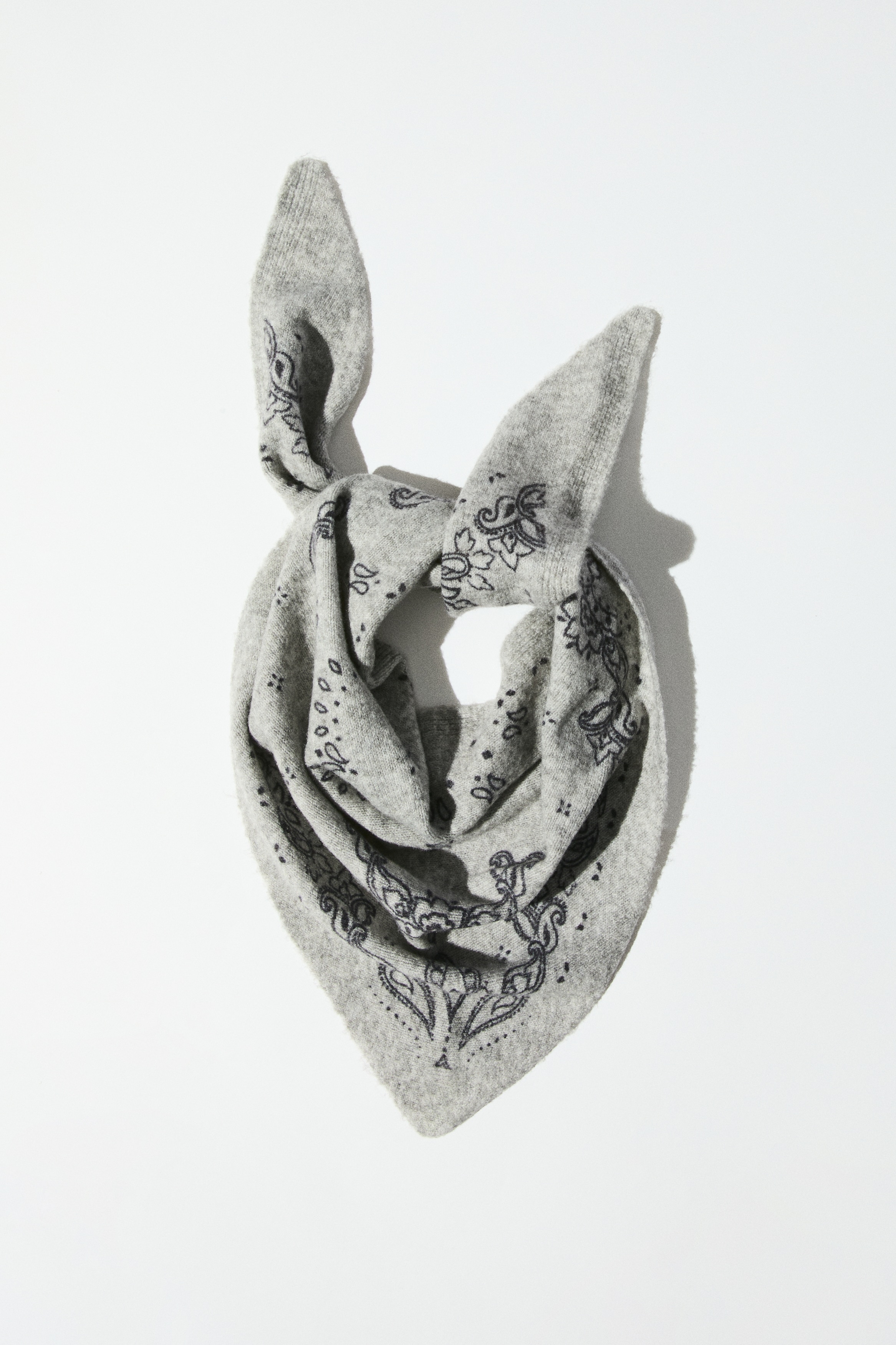 Jacquard-knit triangle scarf - Grey marl/Paisley pattern/Cream/Paisley pattern