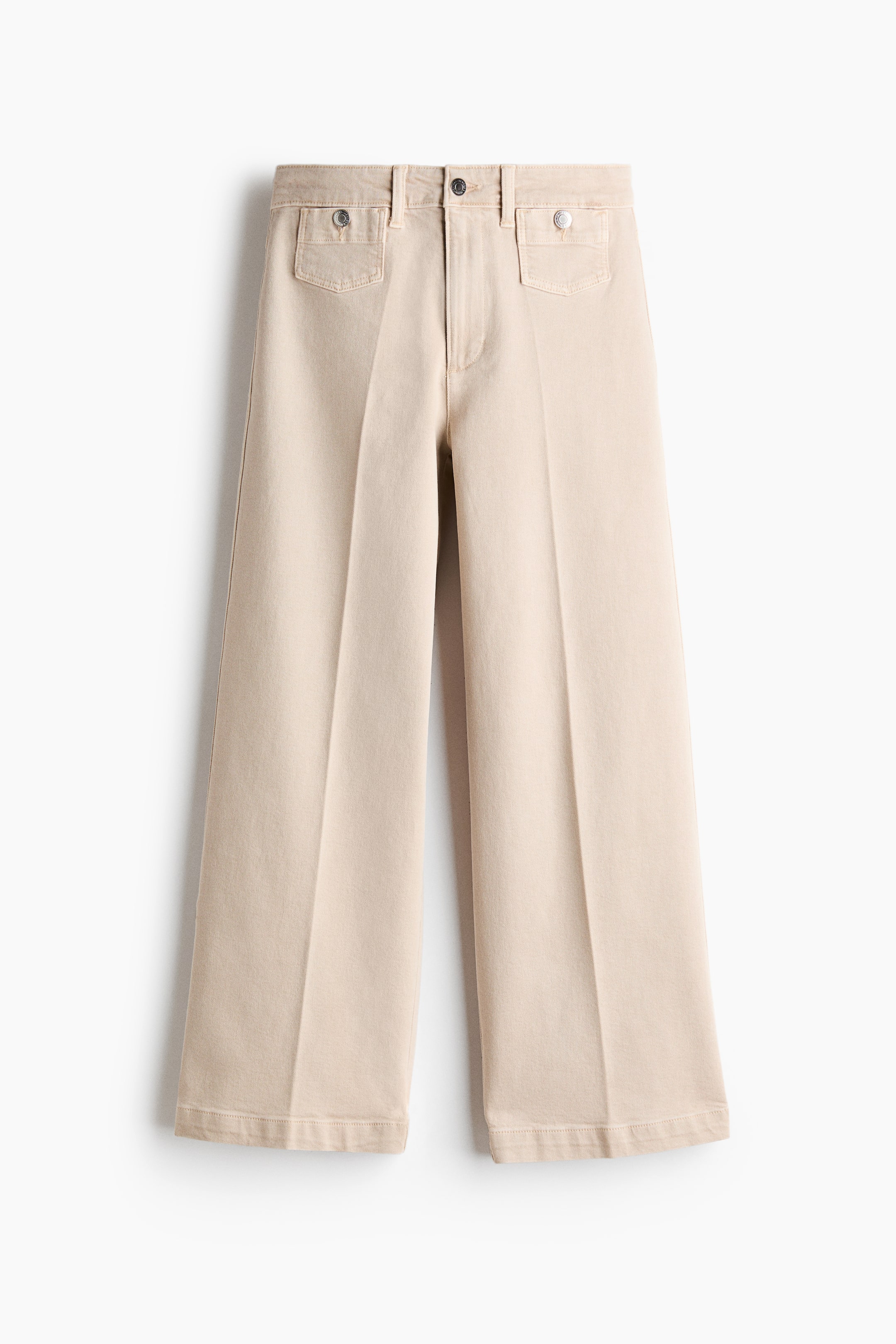 View larger image: Light beige jeans 呈現高腰設計，配有拉鏈和鈕扣閉合，前置貼袋設有鈕扣翻蓋。從腰部到臀部呈現修身剪裁，從大腿到腳踝長度的下擺逐漸擴展為寬腿設計，前後都有垂直摺痕。