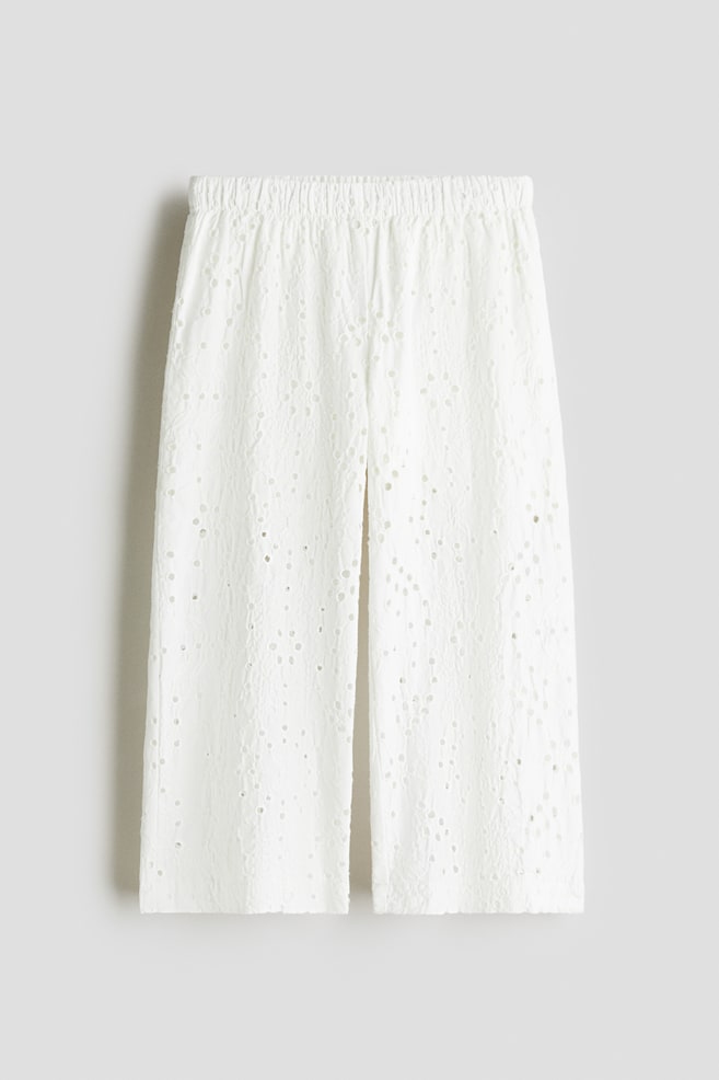 Weite Hose mit Broderie Anglaise - Weiß - 1