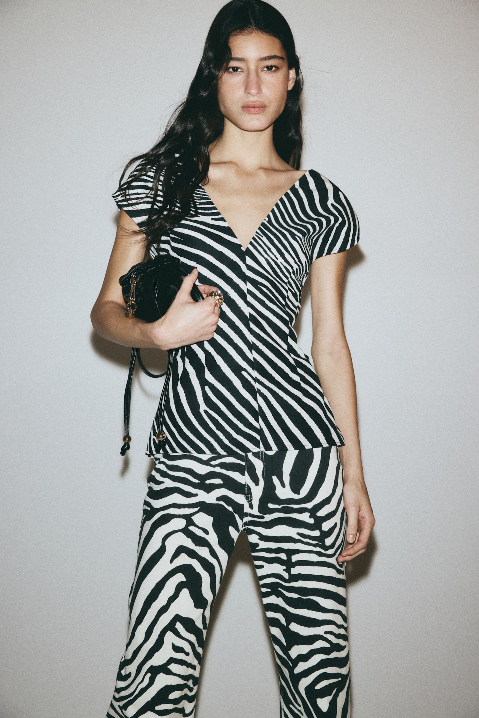 Top cu decolteu în V - Black/Zebra print - 3