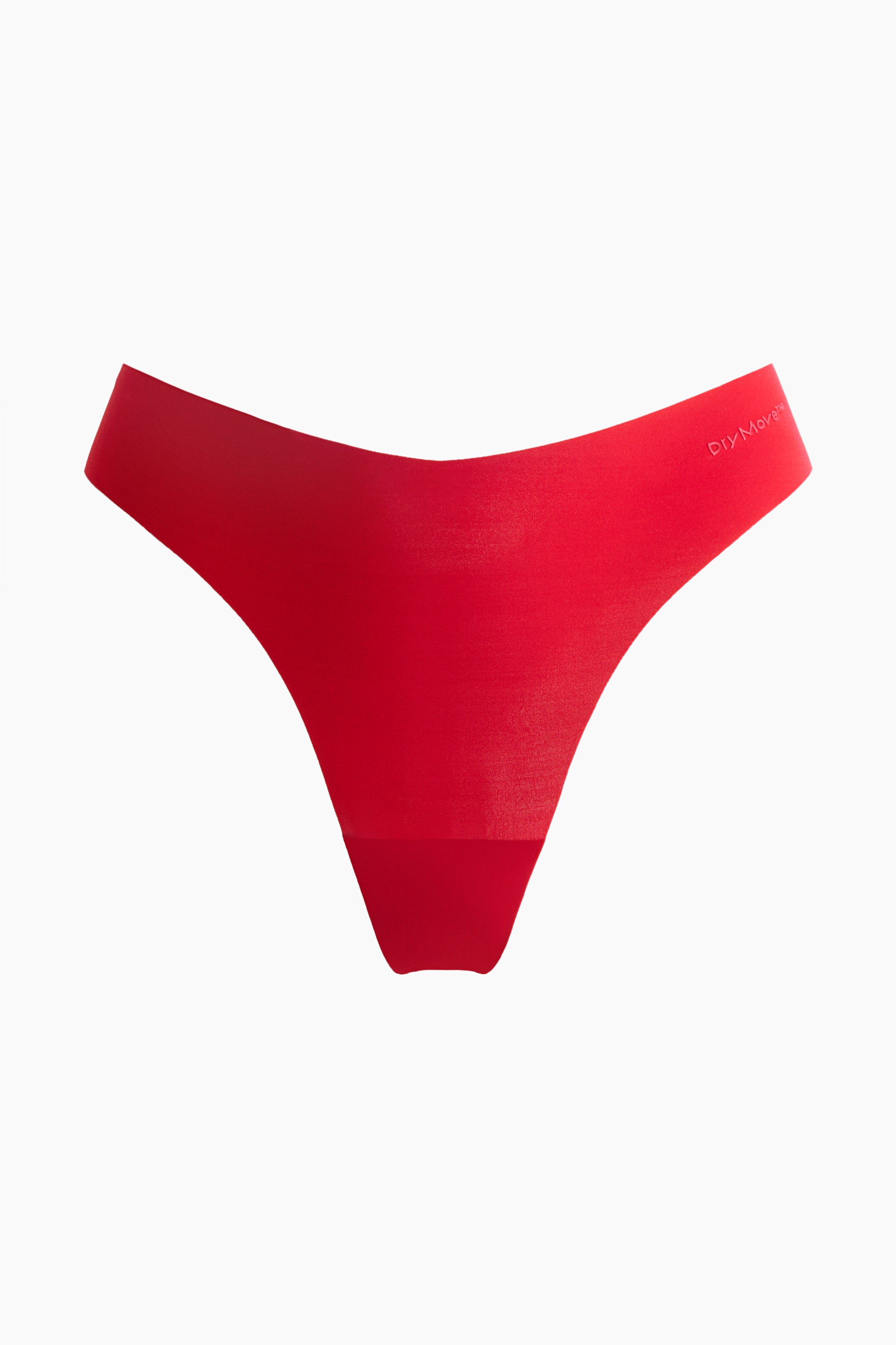 Größeres Bild ansehen: Ein roter Sport-String-Tanga wird von vorne gezeigt, mit einem nahtlosen, hüfttiefen Design. Der Text 'DryMove?' ist dezent auf der rechten Hüftseite des Bundes eingeprägt.