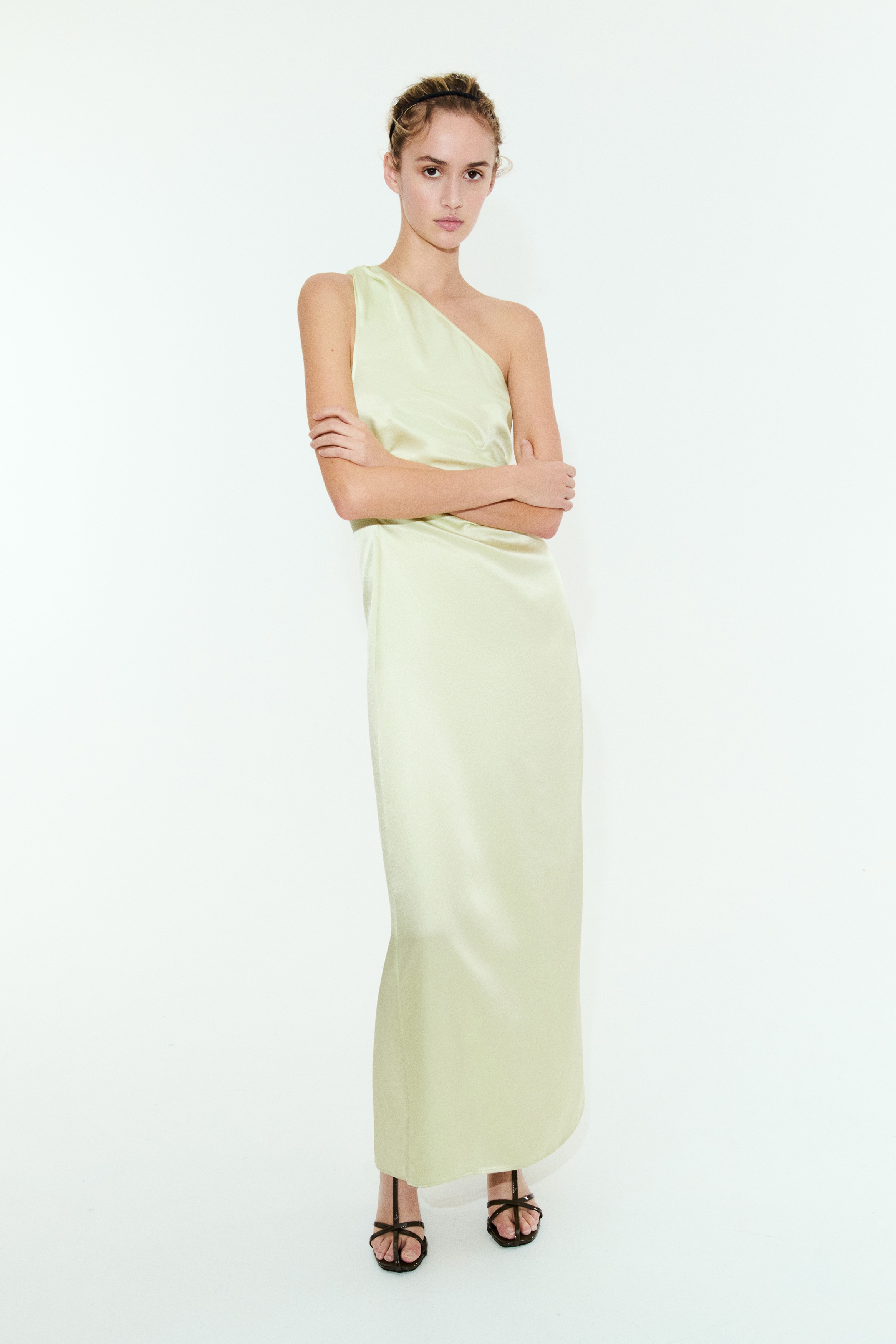 One-Shoulder-Kleid aus ViskoseModell