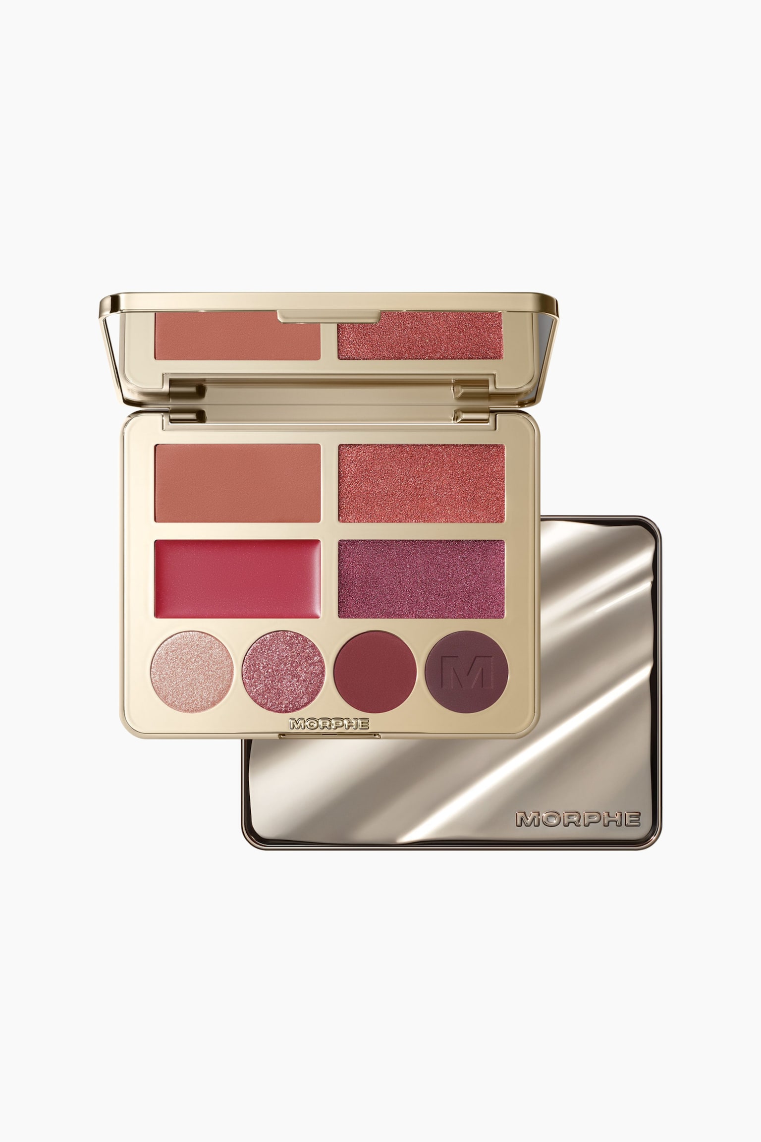 En åpen Morphe Glass Half Full Face & Eye Palette i gulltoner viser fire rektangulære ansiktspudder i terrakotta- og bærtoner over fire sirkulære øyenskyggepudder med matte og skimrende finisher. Den åpne kompakten hviler oppå et lukket, metallisk gullfarget etui som har en bølget, reflekterende tekstur.