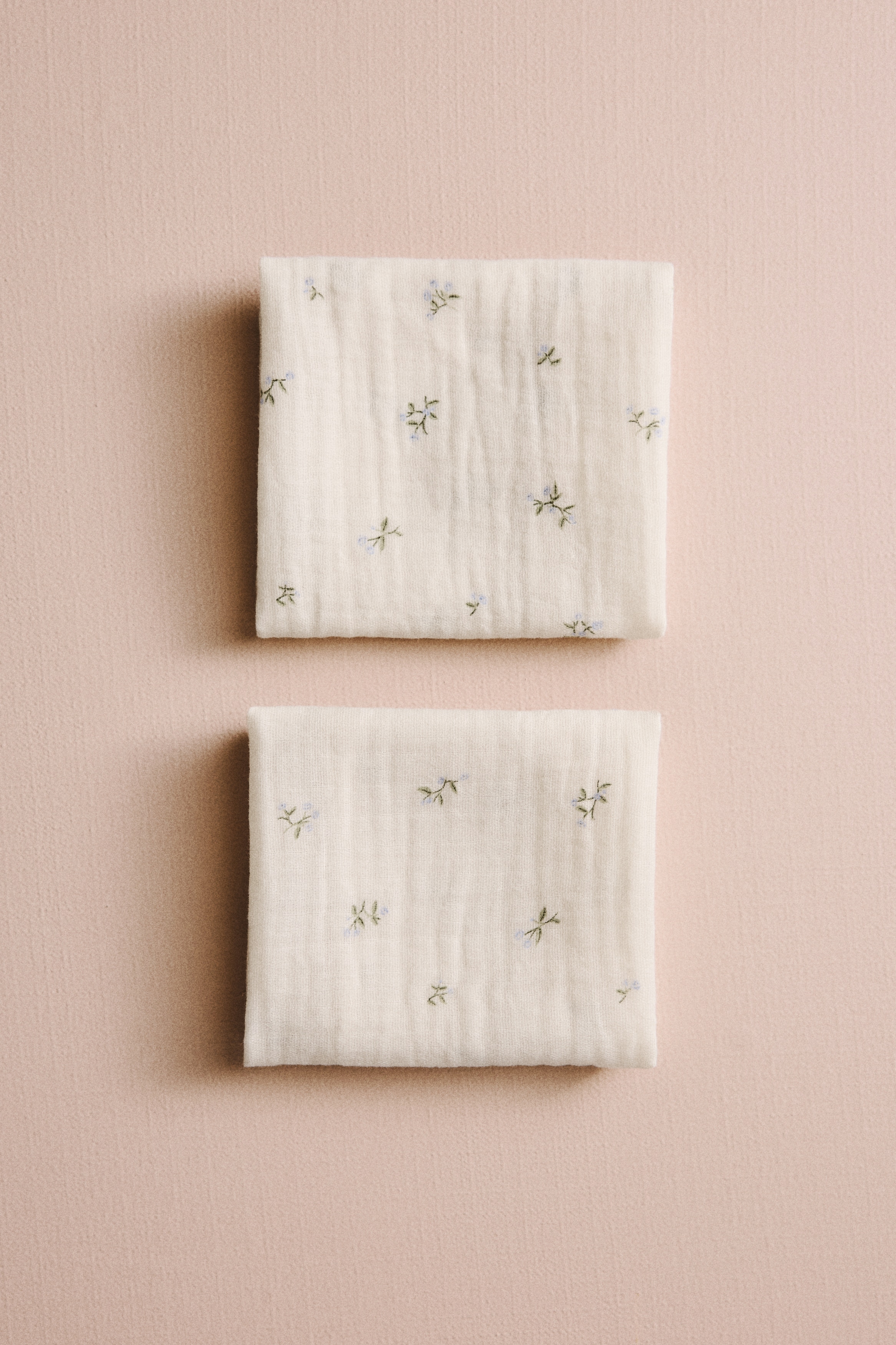 2-pack liten gulpeklut i musselin - Cream/Blomstret/Lys muldvarp/Blomstret/Lys rosa/Blomstret/Lys beige/Fisk/Lys blå/Fly/Hvit/Kirsebær