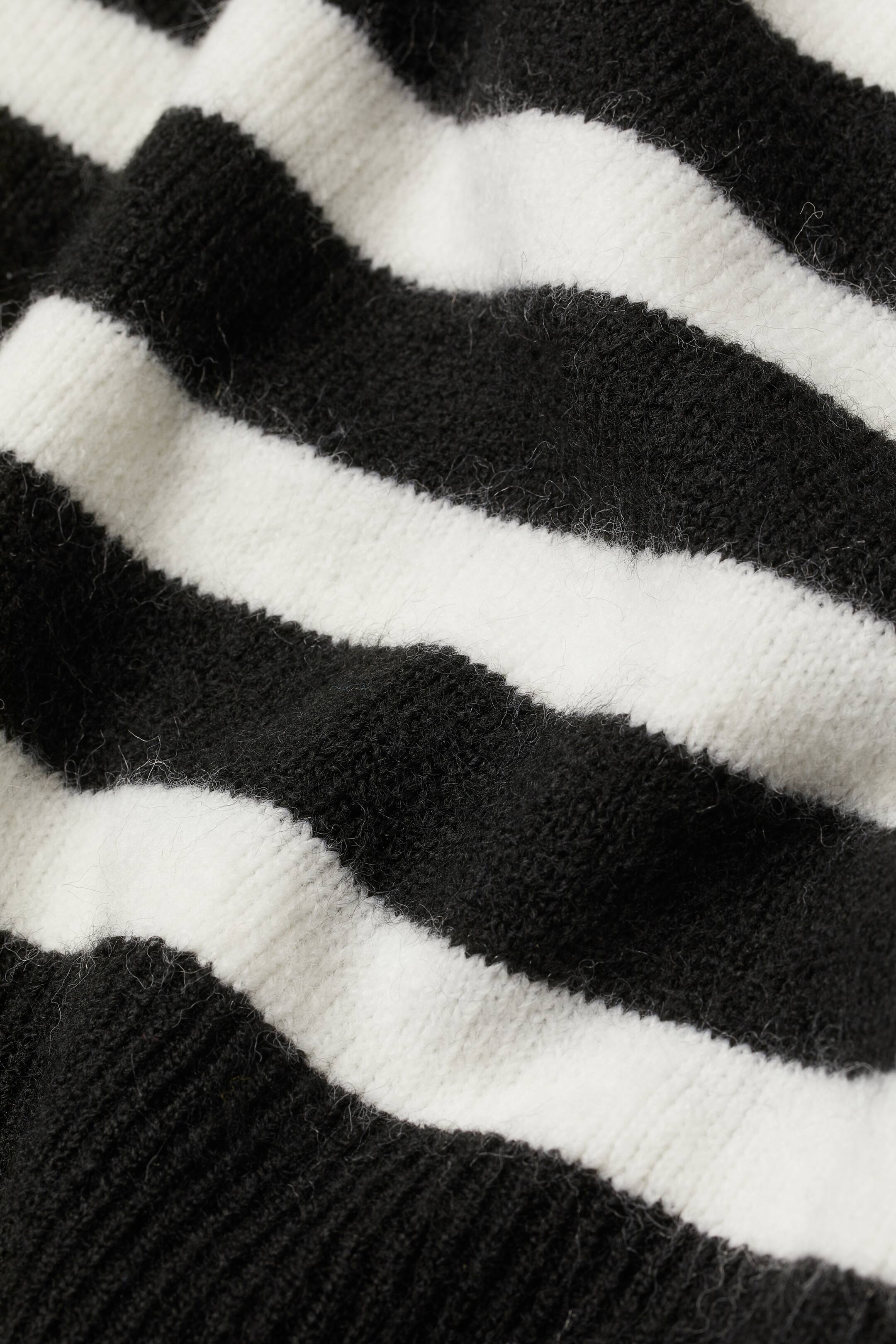 Fine-knit jumper - Round neck - Long sleeve - Black/White striped ...