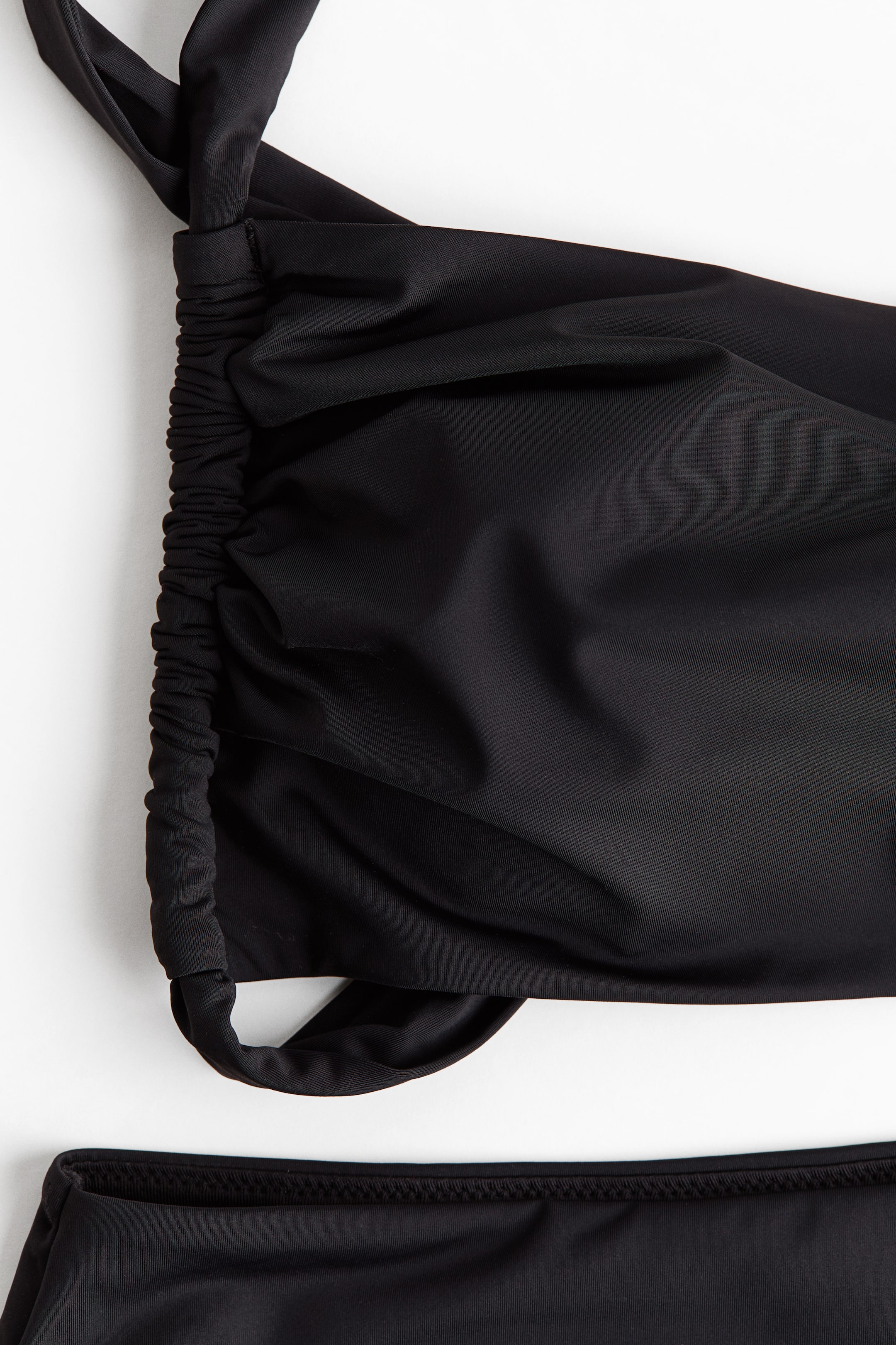 Costume de bain asymétrique avec découpe