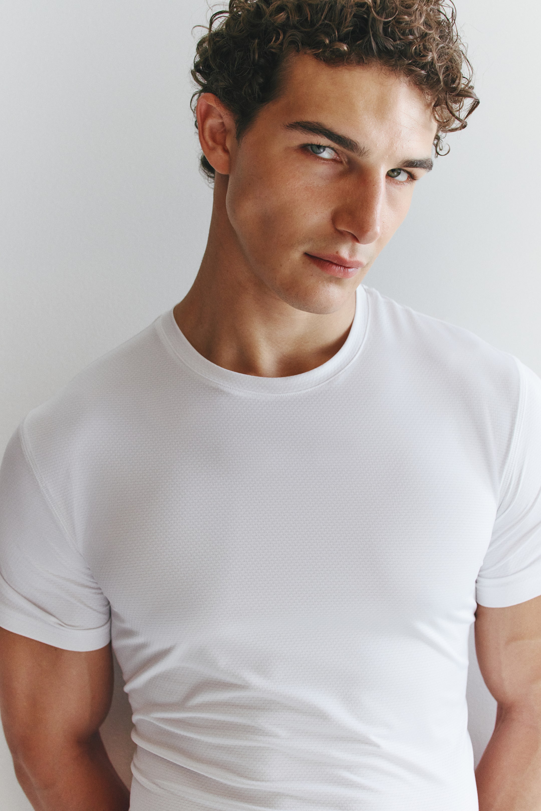 T-shirt sport Ă©pousant les muscles en DryMoveđ
Ș