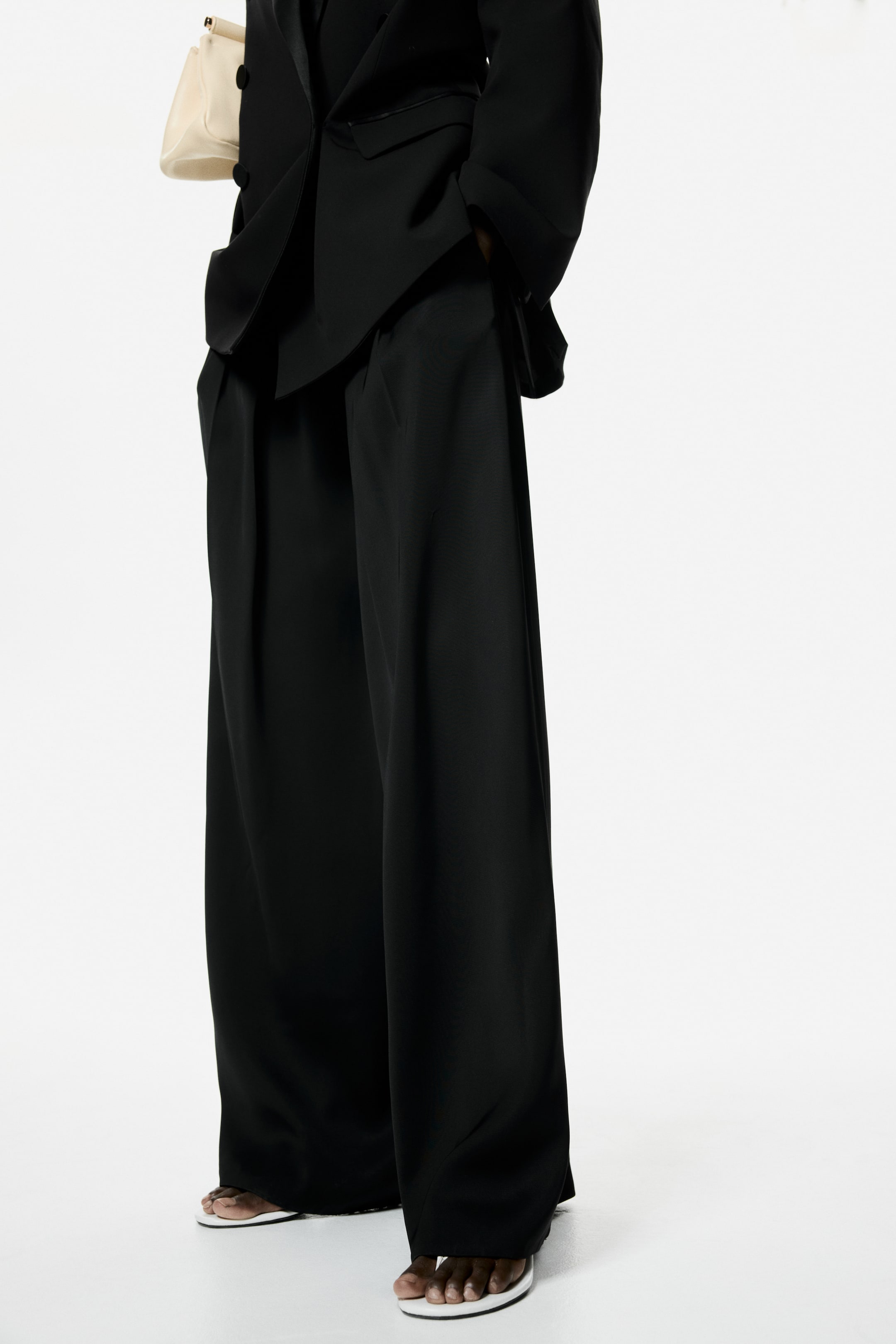 Pantalon avec ceinture et détails plissés