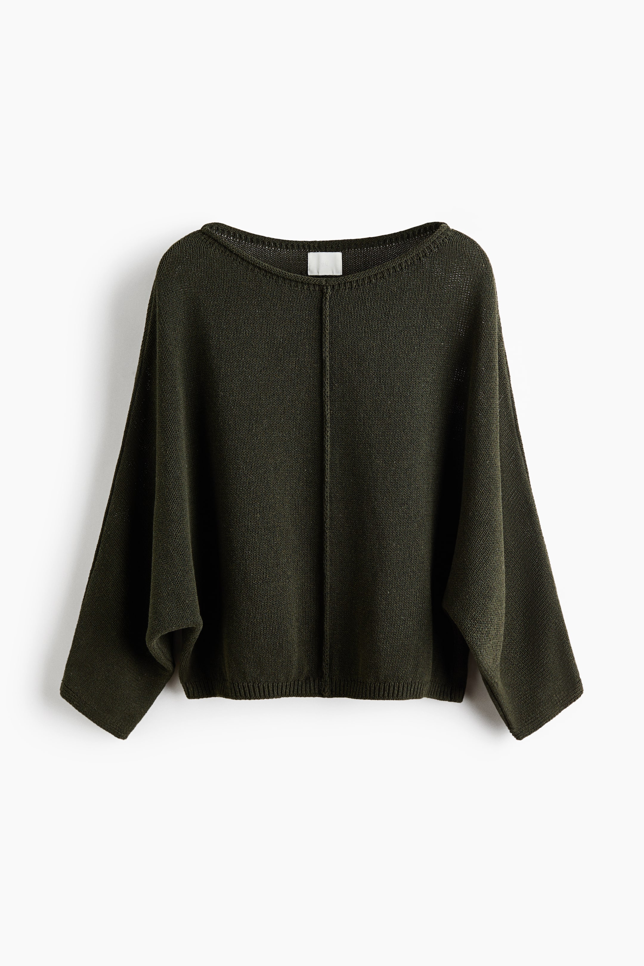 Agrandir l'image: Un pull en maille vert foncé oversize est étalé à plat, présentant un col bateau avec un bord roulé, une couture apparente courant le long du devant, des manches chauve-souris longues, des poignets côtelés, et un ourlet côtelé.