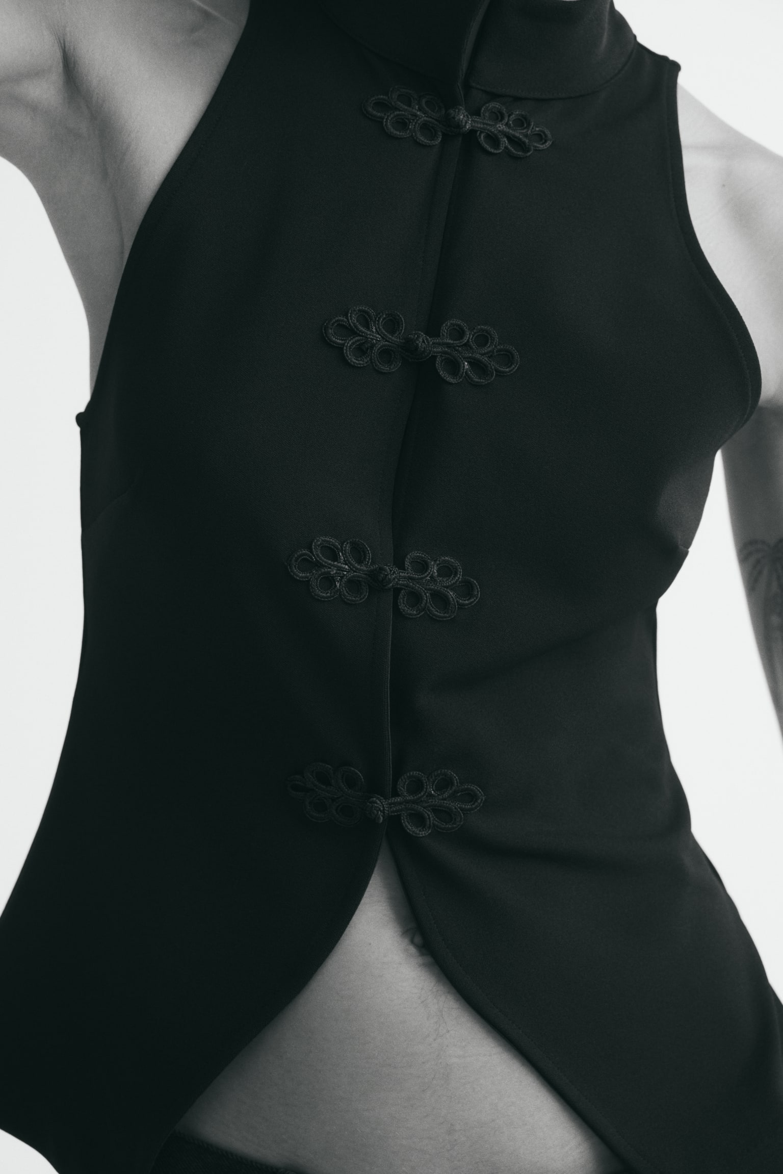 Женский жилет H&M Knot-Button Vest, цвет: Чёрный — фото 3