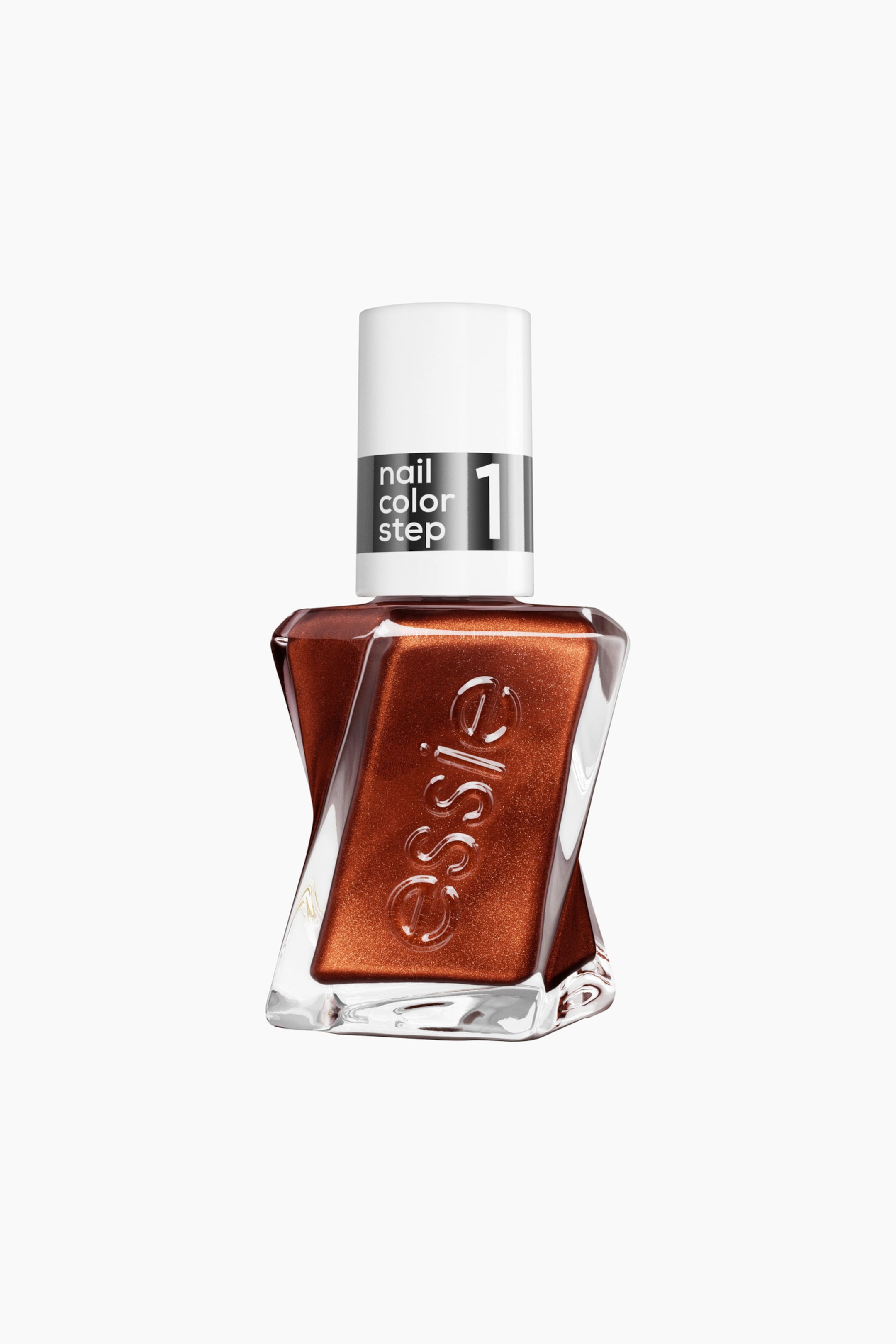 Größeres Bild ansehen: Eine Nagellackflasche steht frontal und zeigt eine schimmernde kupfer-orange Farbe in einem verdrehten Glasbehälter. Der weiße Verschluss zeigt ein schwarzes Band mit dem Text "nail color step 1", und "essie" ist auf der Vorderseite der Flasche eingeprägt.
