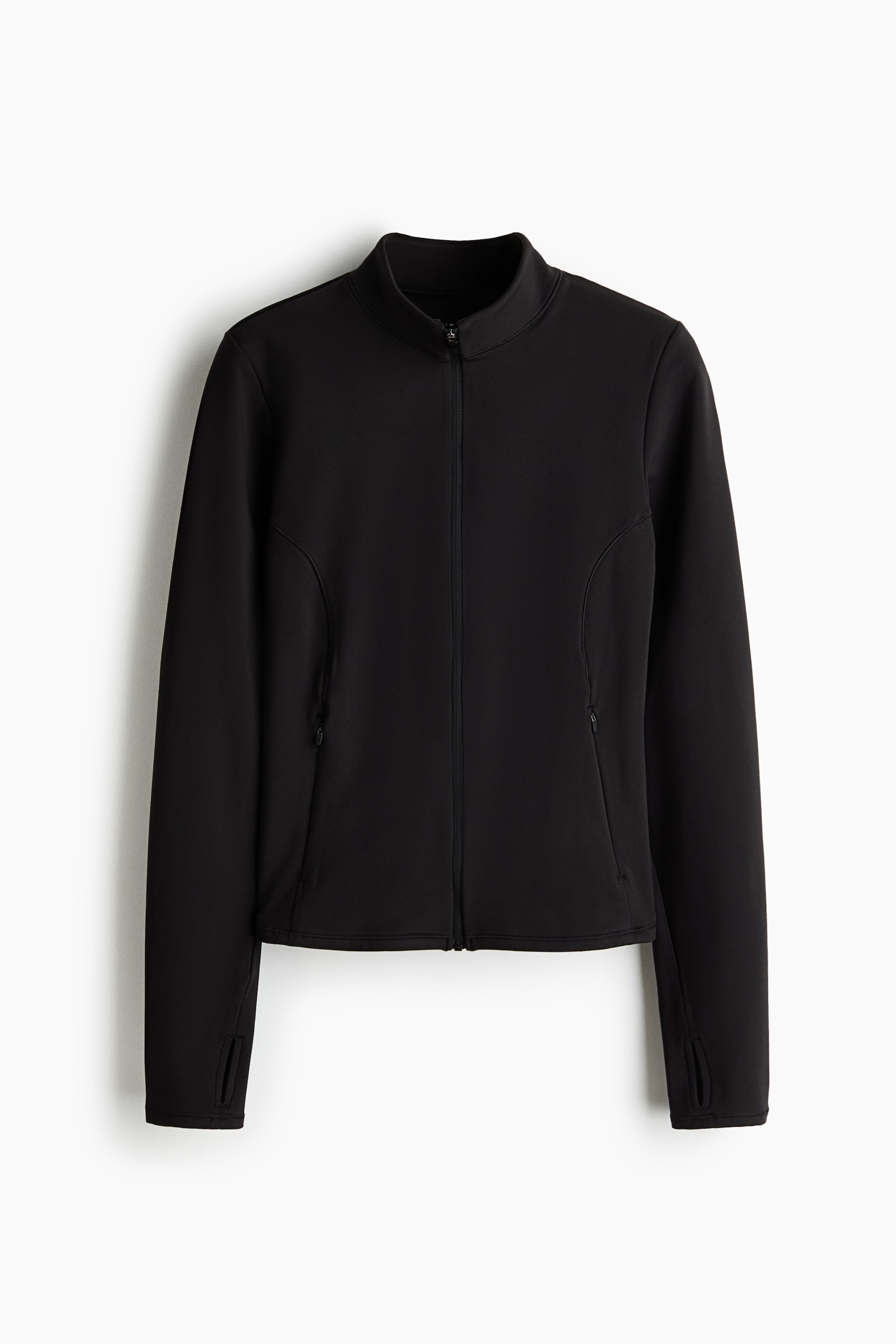 Größeres Bild ansehen: Eine schwarze Trainingsjacke ist von vorne zu sehen und zeigt einen Stehkragen, einen durchgehenden Frontreißverschluss sowie lange Ärmel mit integrierten Daumenschlaufenbündchen. Sie verfügt über geschwungene Nähte entlang des vorderen Torso mit dezenten Seitentaschen mit Reißverschluss.