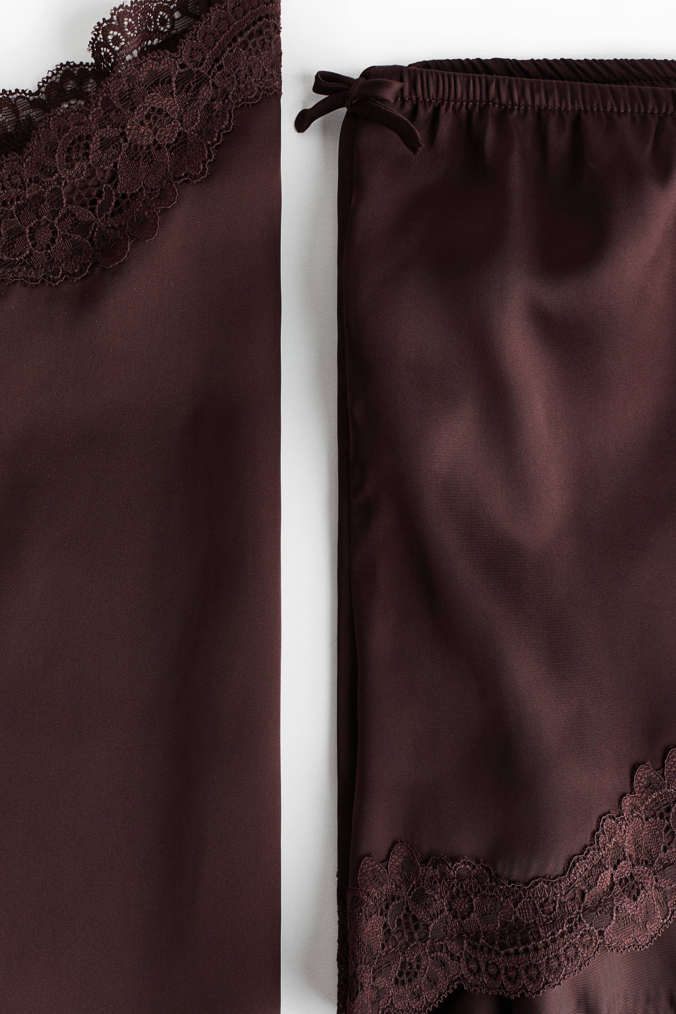 Pyjama en satin avec dentelle