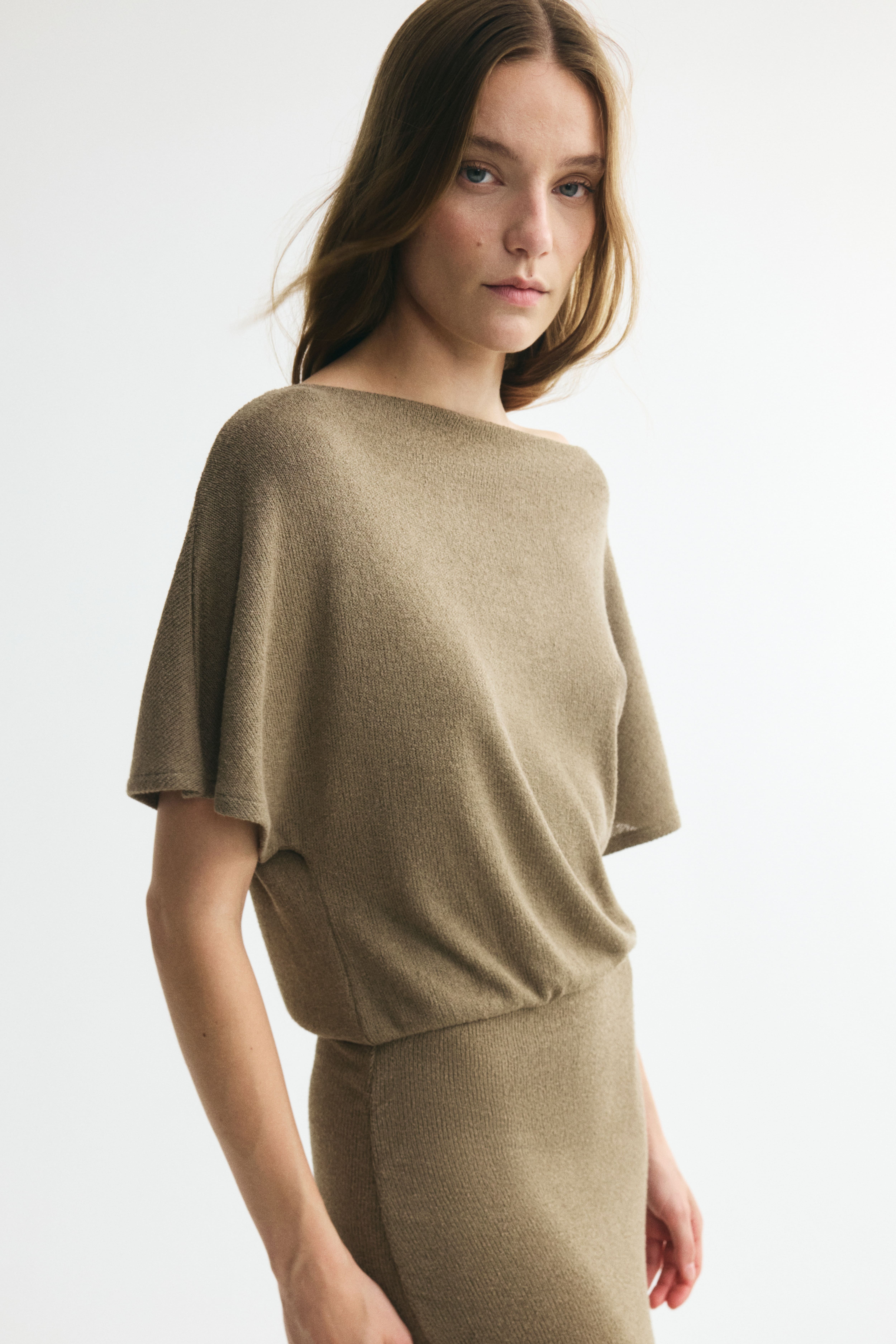 Robe en tricot avec encolure bateau