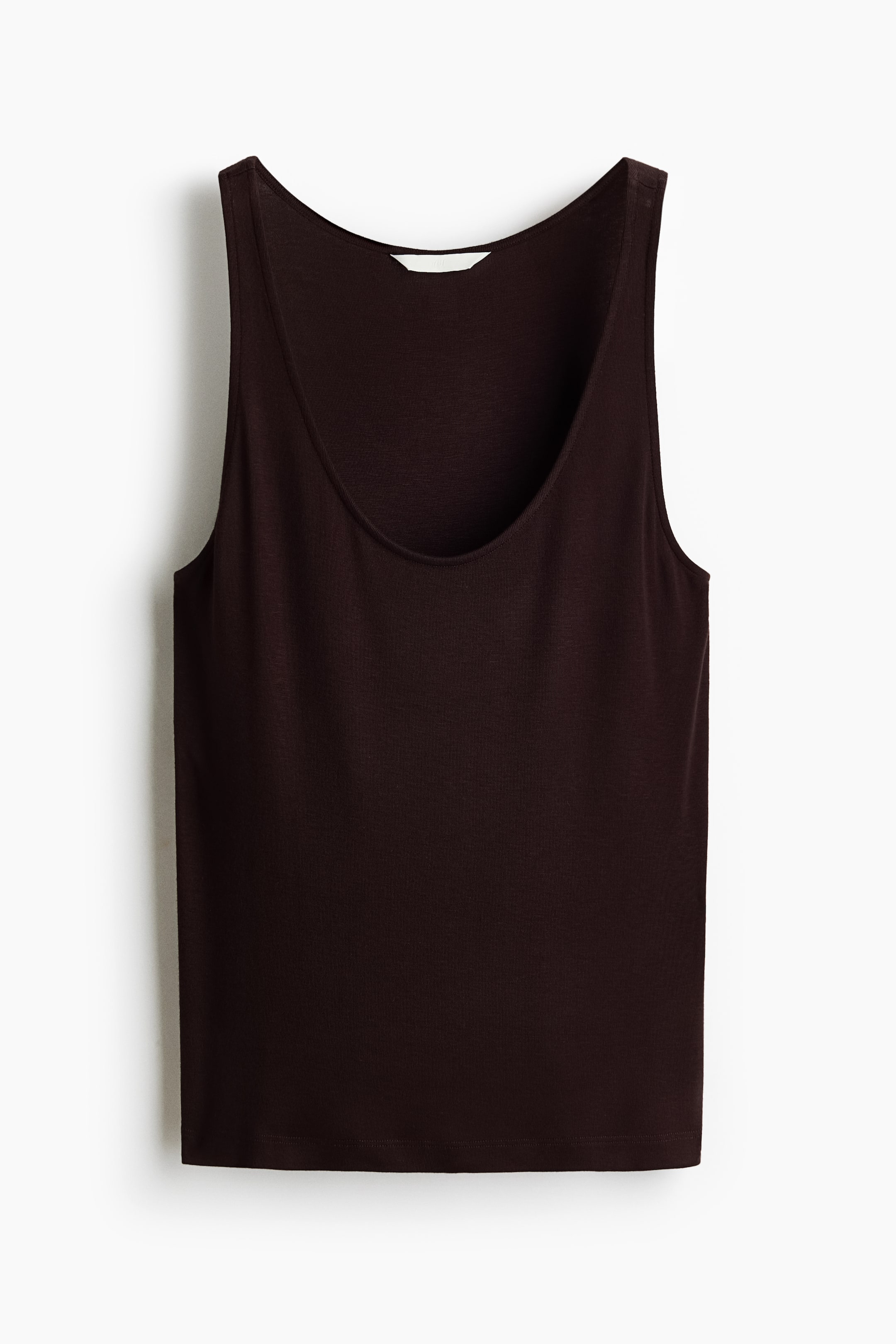 Größeres Bild ansehen: Ein dunkelbraunes Tanktop mit einem Rundhalsausschnitt, breiten Trägern und einem geraden Saum, das von vorne eine glatte Textur präsentiert.