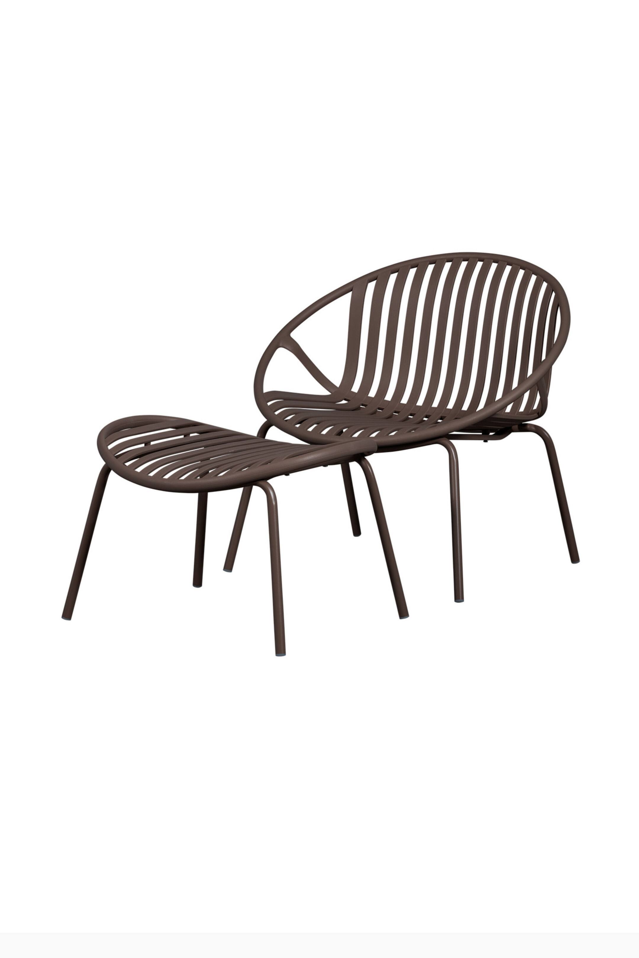 Agrandir l'image: Un fauteuil lounge brun foncé et un ottoman assorti présentent un design à lattes avec des pièces incurvées et parallèles formant leurs sièges et le dossier du fauteuil. Les deux pièces sont dotées de pieds métalliques fins et courbés, et sont positionnées à un léger angle, orientées vers la droite.