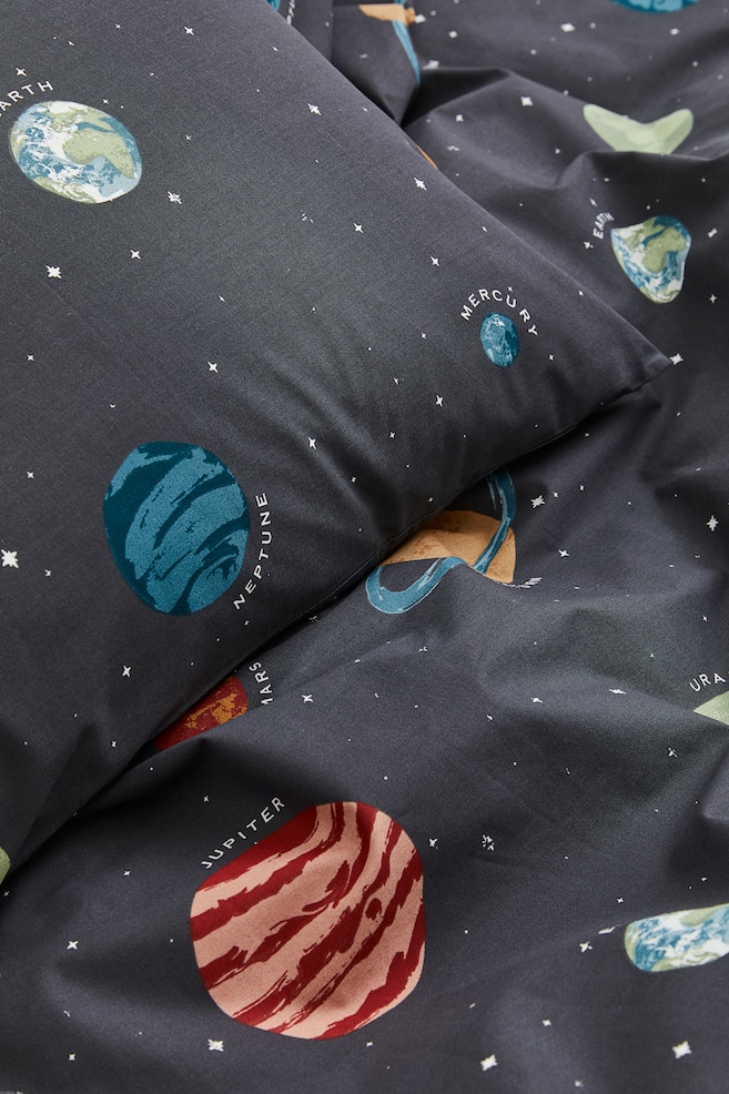 Enkelt sengesett med mønster - Mørk grå/Planeter - 2