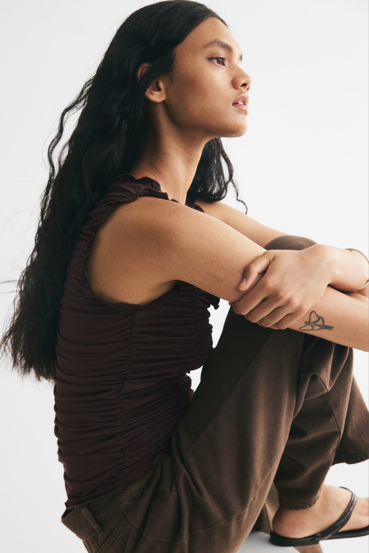 Женский топ H&M Ruched Crêpe Top, цвет: Тёмный коричневый — фото 4