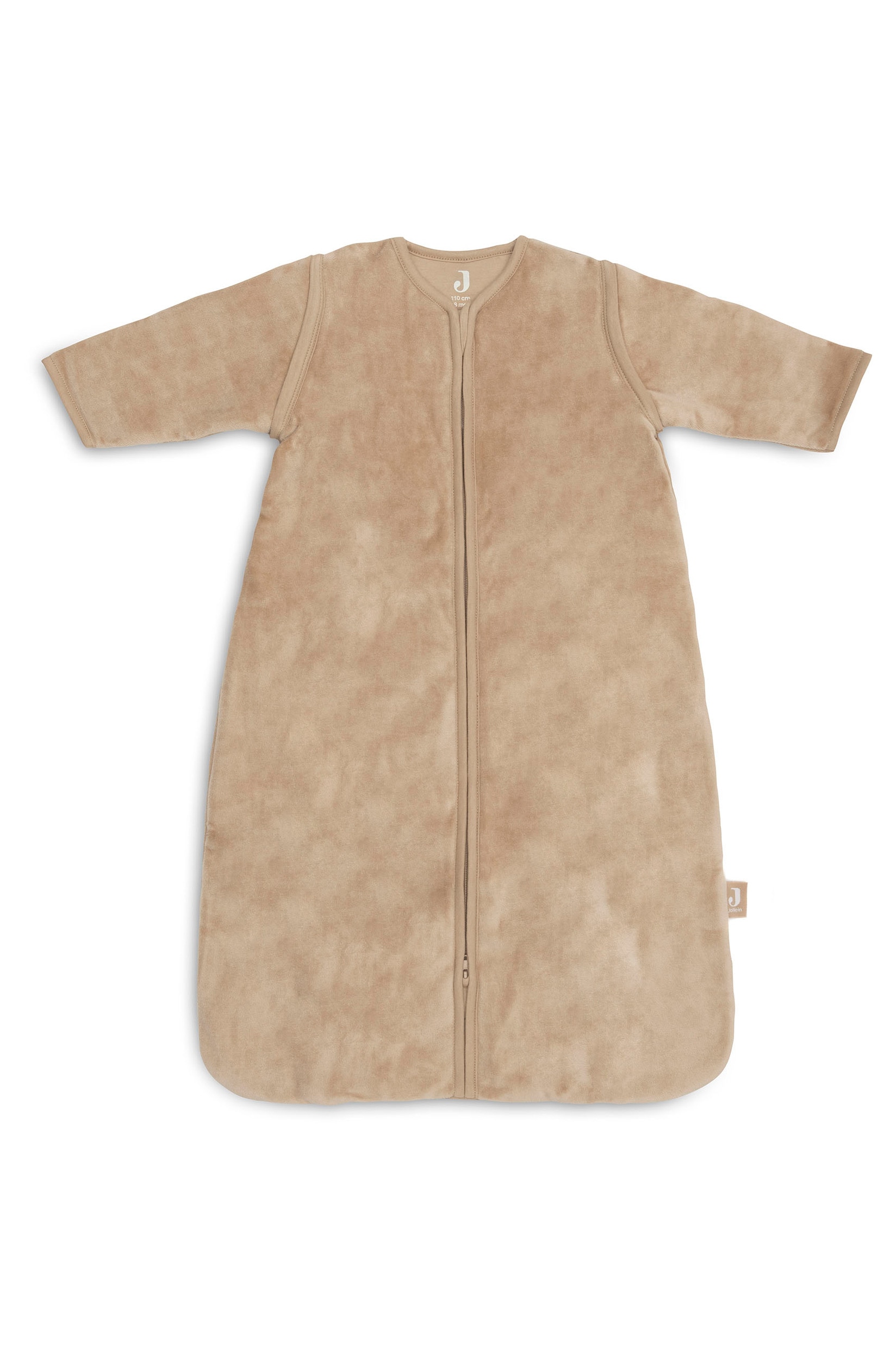 Drei BabyschlafsÃ¤cke in zartem Rosa, Beige und SalbeigrÃ¼n hÃ¤ngen auf weiÃen KleiderbÃ¼geln an einem Holzgestell. Der vorderste Babyschlafsack in SalbeigrÃ¼n besteht aus weichem, strukturiertem Stoff, hat lange Ãrmel und einen mittigen FrontreiÃverschluss.