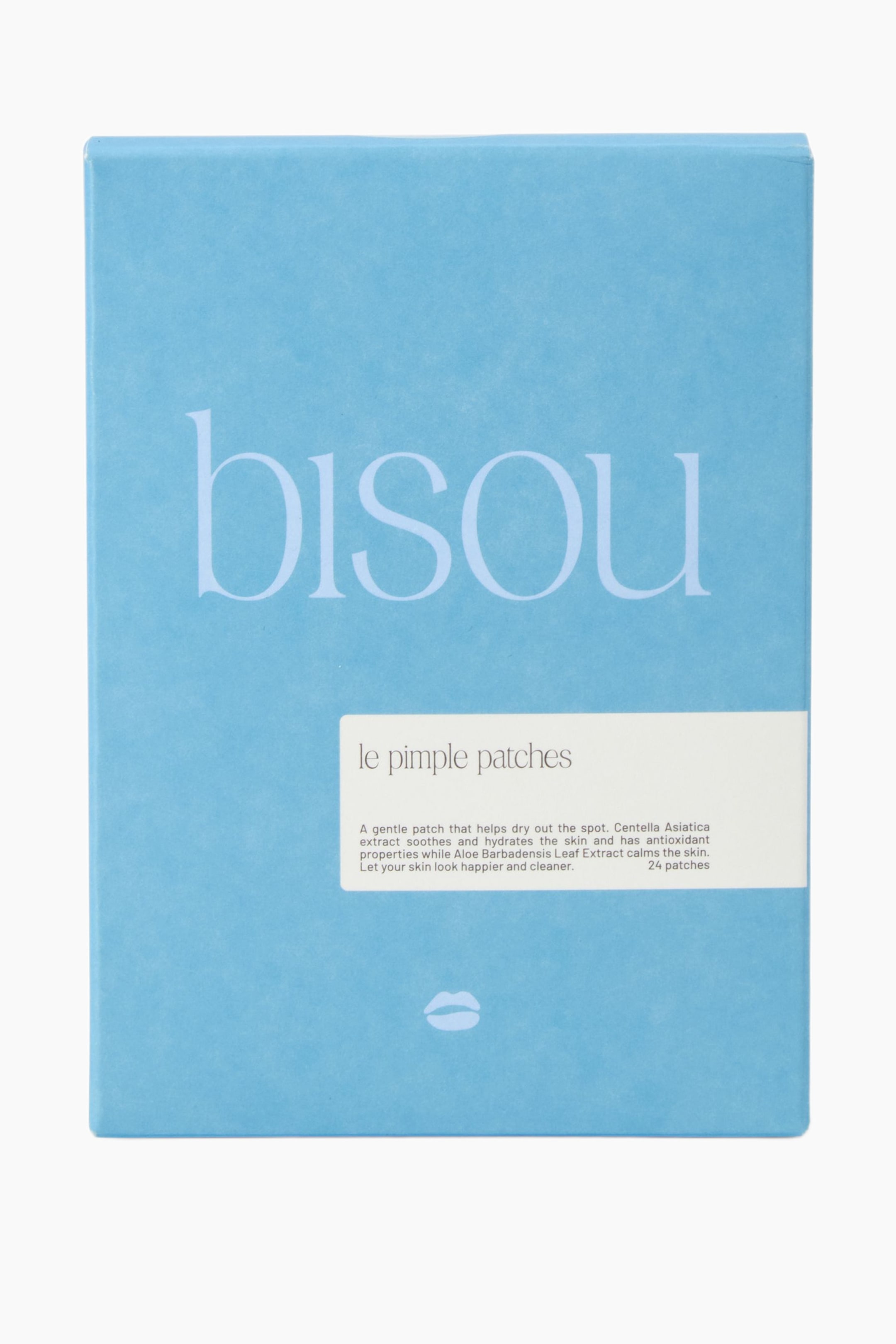 Vis større bilde: En rektangulær lyseblå emballasjeboks for Bisou "le pimple patches" er vendt forfra, med merkenavnet "bisou" i en stor, lys serifskrift. Et hvitt rektangulært klistremerke er festet på nedre høyre side og viser produktbeskrivelser, mens et lite leppeikon er plassert sentrert nær bunnen.