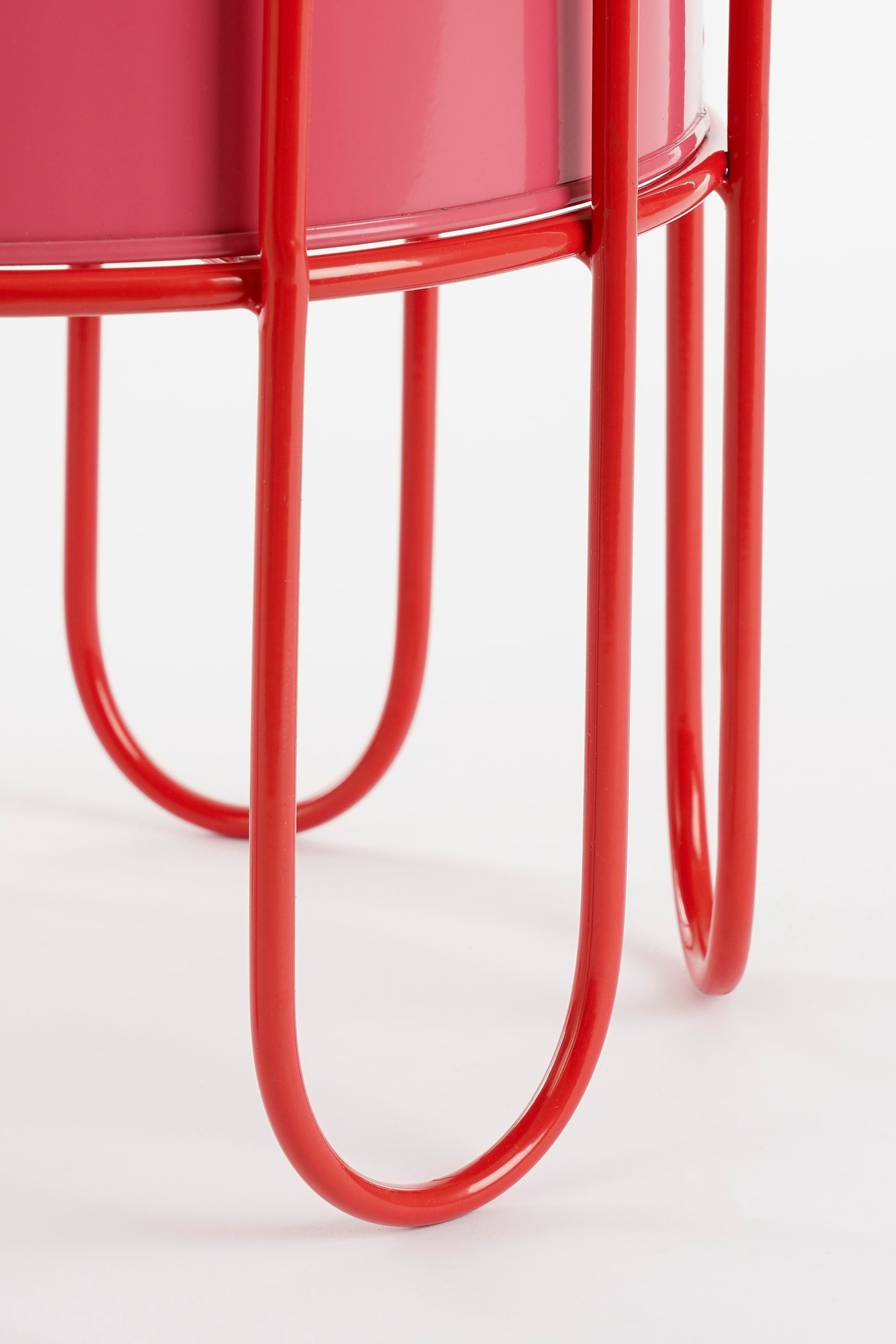 Set Med Två Metallkrukor På Ställning - Röd, Rosa - 4