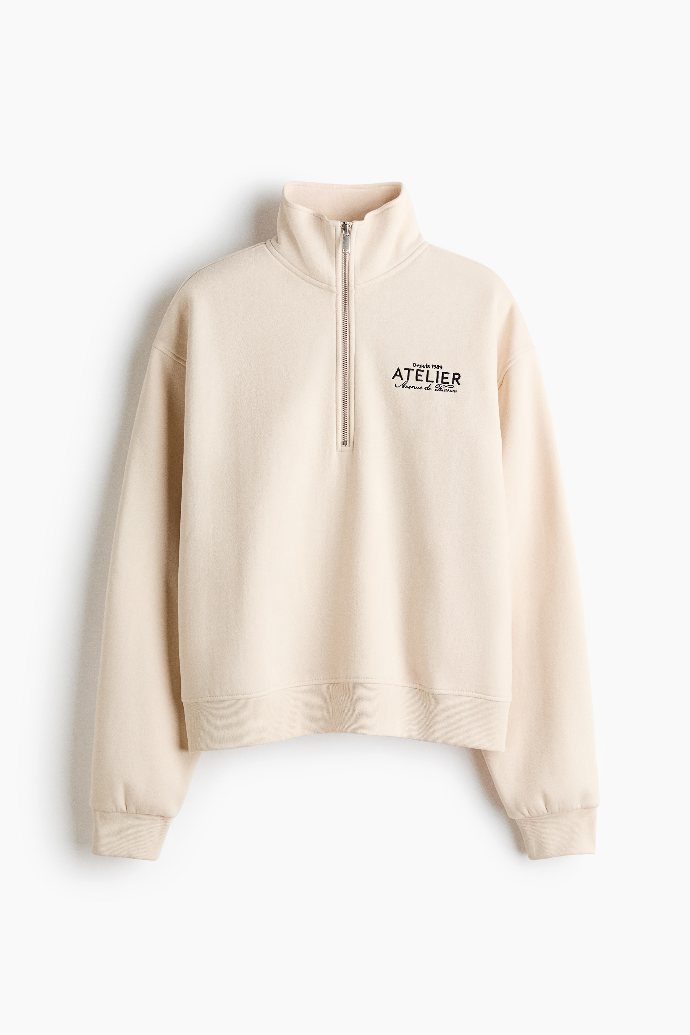 Zip-top sweatshirtModel