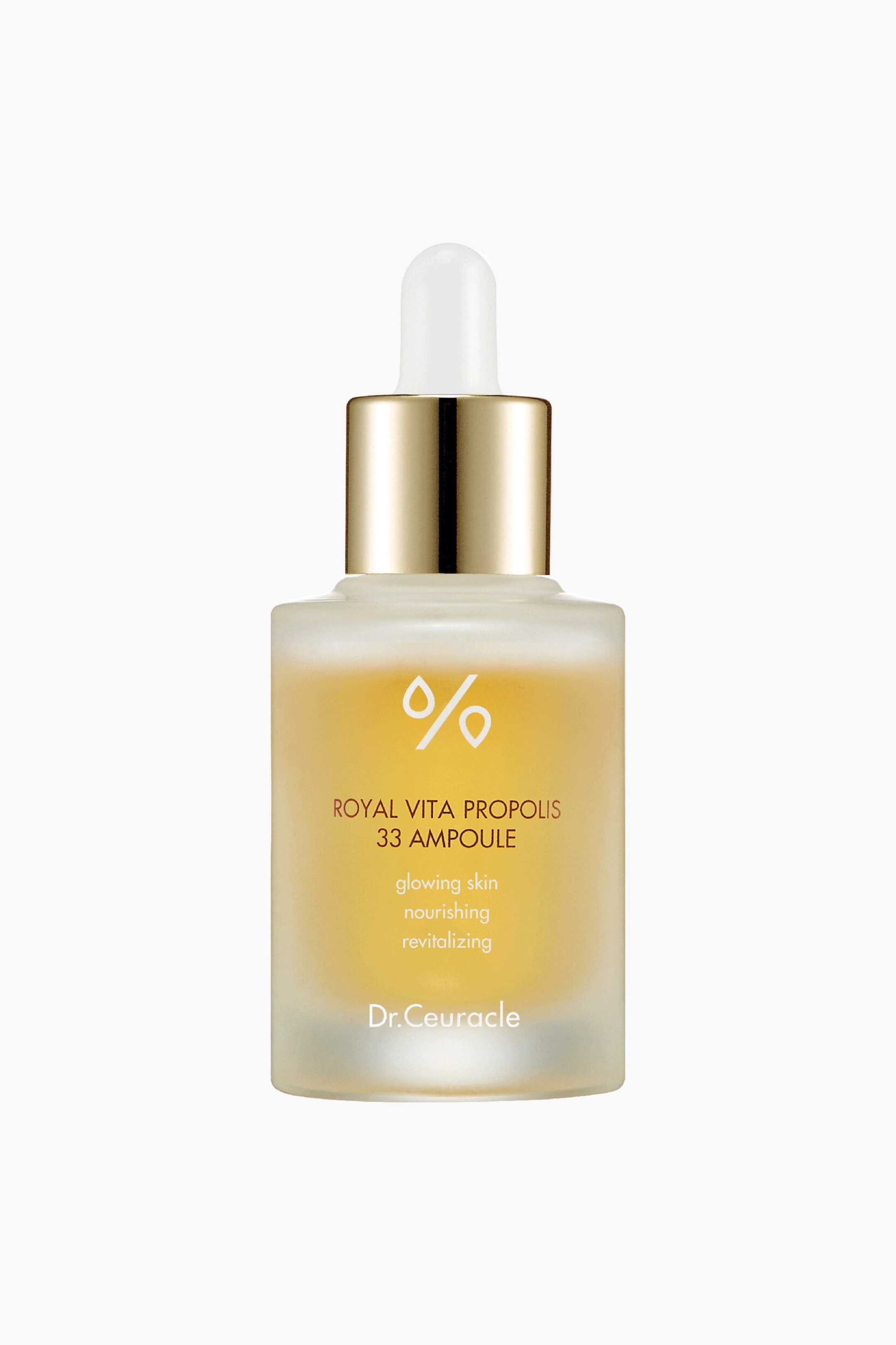 Visa större bild: En Dr. Ceuracle Royal Vita Propolis 33 Ampoule står upprätt, vänd framåt. Det är en frostad glasflaska med pipett fylld med en bärnstensfärgad vätska, med ett guldfärgat lock och en vit pipettkula. Flaskan visar en procentsymbol, produktnamnet "ROYAL VITA PROPOLIS 33 AMPOULE," beskrivningar "glödande hud närande revitaliserande," och varumärket "Dr. Ceuracle" på sin främre etikett.