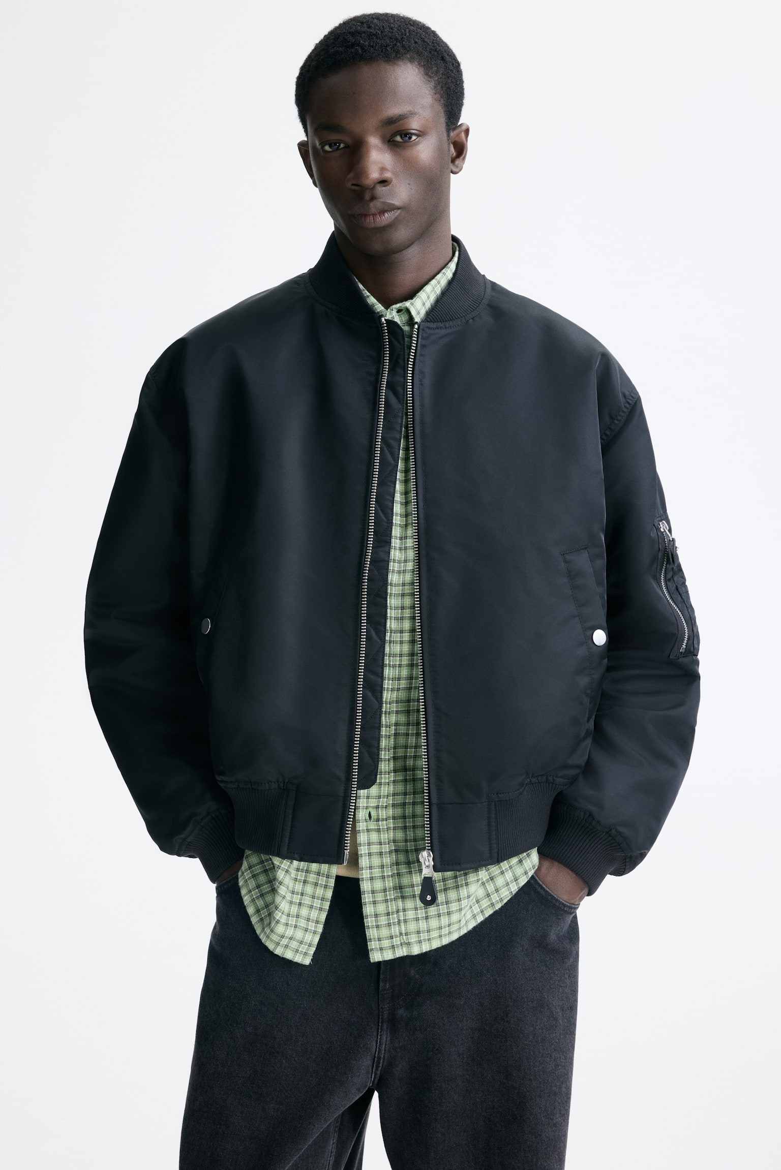 Мужская куртка H&M Padded Nylon Bomber, цвет: Чёрный — фото 4