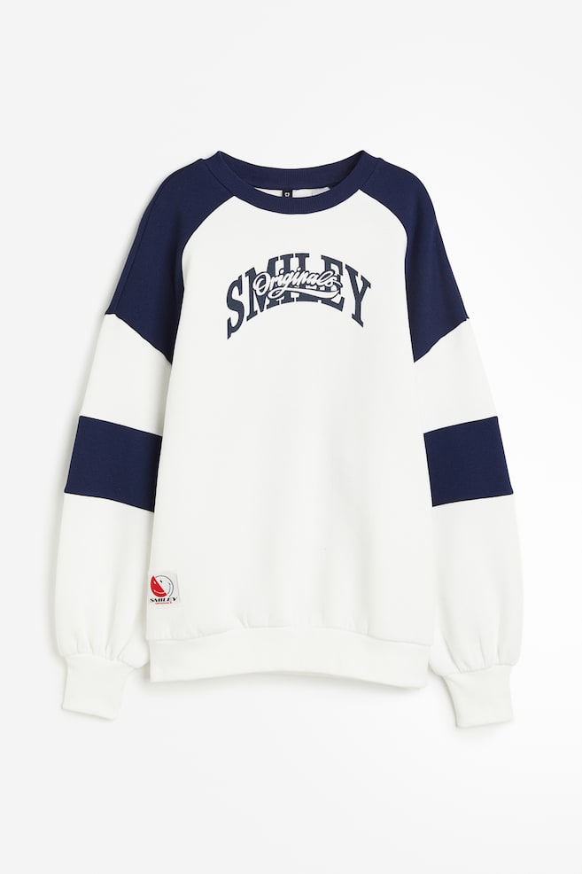 Oversized sweatshirt med tryk - Hvid/Smiley®/Sort/Blondie/Creme/NFL/Sort/Formula 1/Mørkegrå/Mary J Blige/Light grey marl/Alice in Wonderland - 2