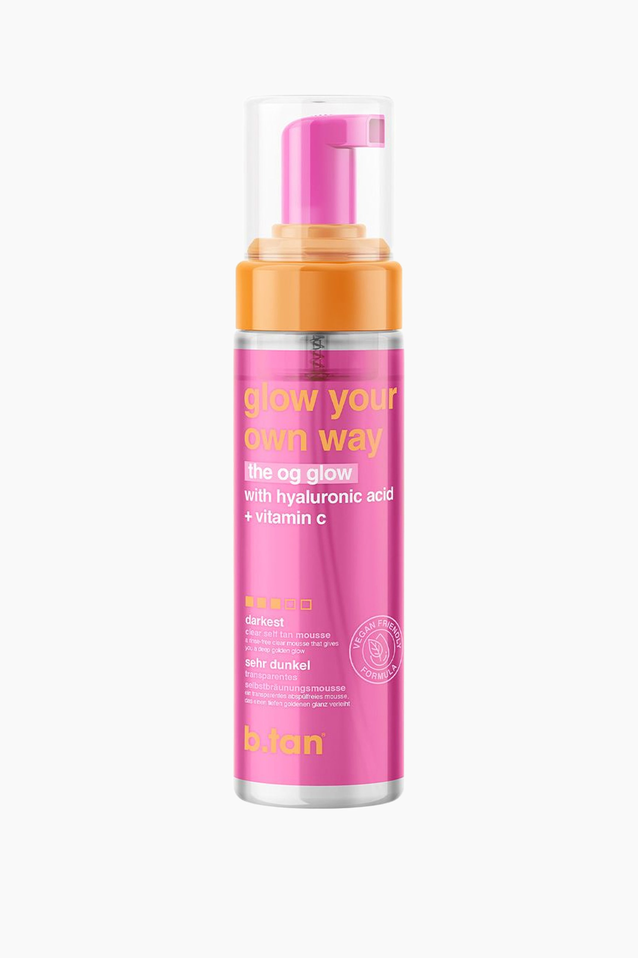 Visa större bild: En flaska med brun-utan-sol mousse står upprätt och har en magenta kropp med en silverbas, en orange krage, en ljusrosa pumpdispenser och ett genomskinligt plastlock. På framsidans etikett står "glow your own way", "the og glow with hyaluronic acid + vitamin c", "darkest" och en logotyp för "veganvänlig formula".