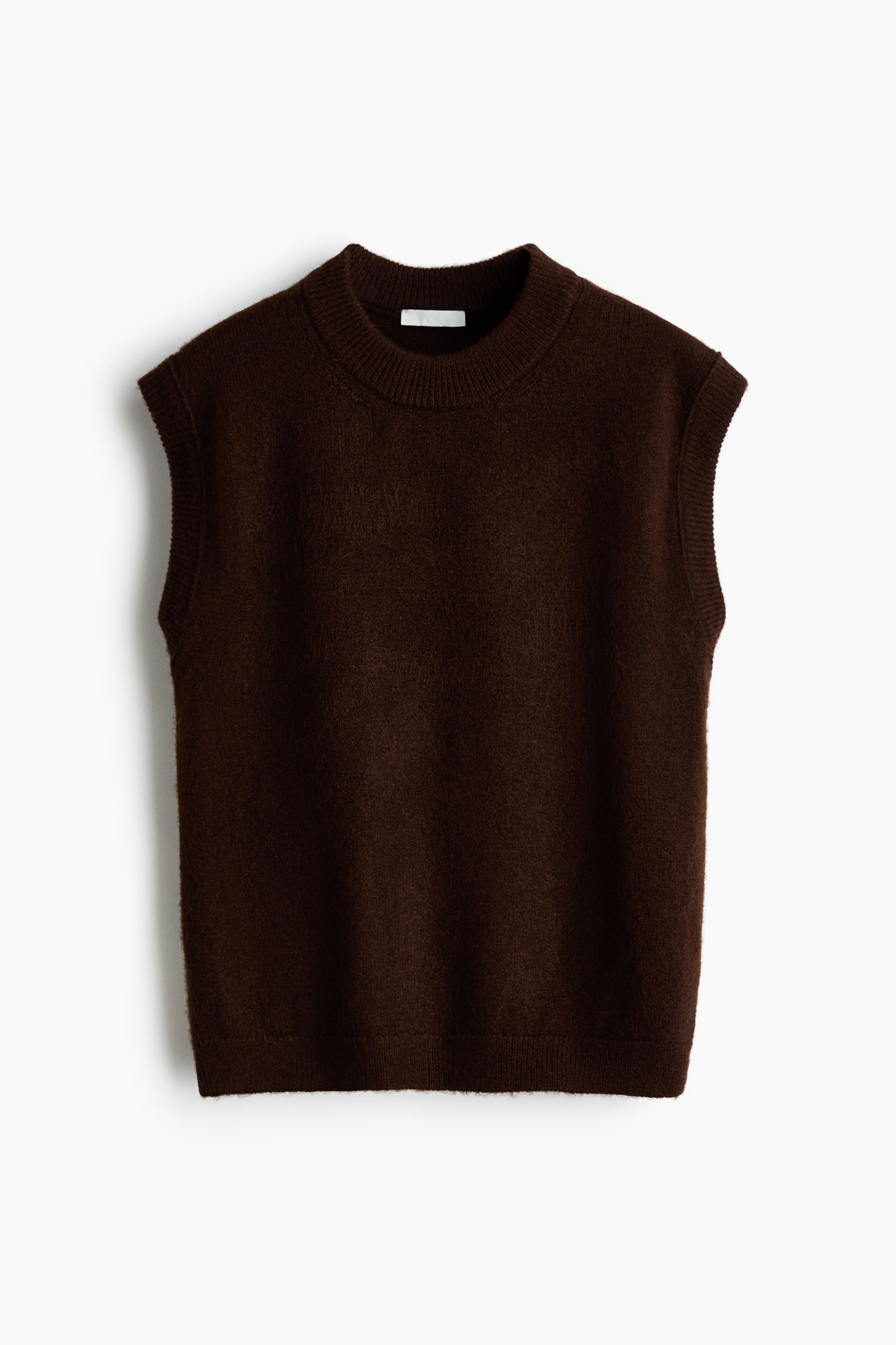 Büyük resmi görüntüle: Önü gösterilen kahverengi süveter yeleği, yumuşak örgüsü ve hafifçe tüylü yüzeyi, fitilli yuvarlak yakası ile kol oyukları ve etek ucunda fitil detayı bulunuyor.