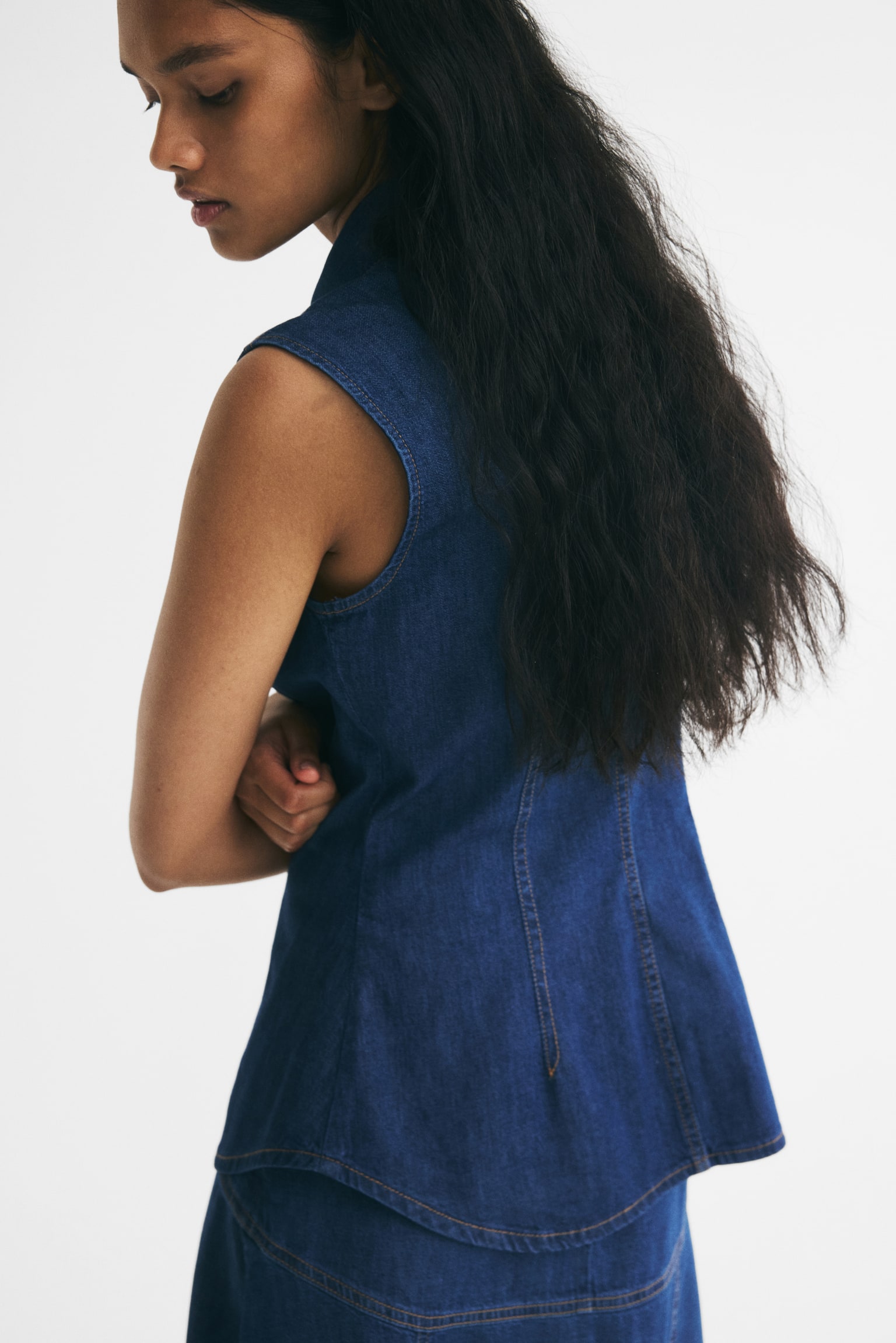 Женская рубашка H&M Sleeveless Denim Shirt, цвет: Тёмный джинсовый синий — фото 5