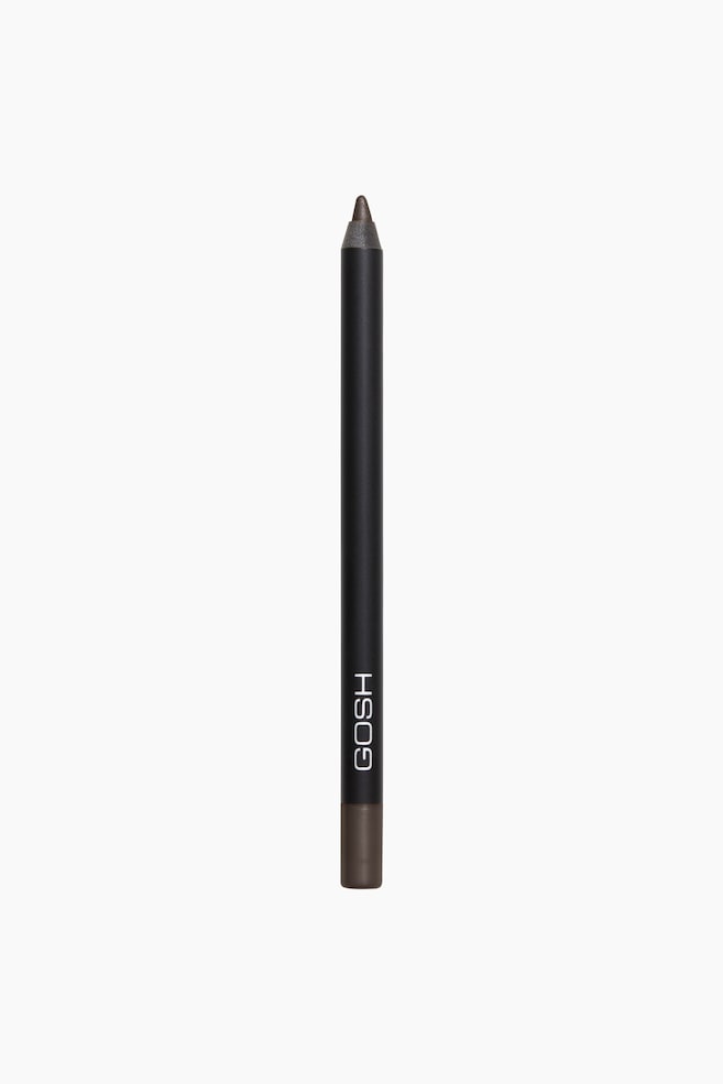 En GOSH eyeliner-blyant står vertikalt, med en matt svart kropp og merkevarenavnet "GOSH" som vises vertikalt på siden. Den spissede tuppen og bunnen avslører en mørk, skimrende brun farge. - 1