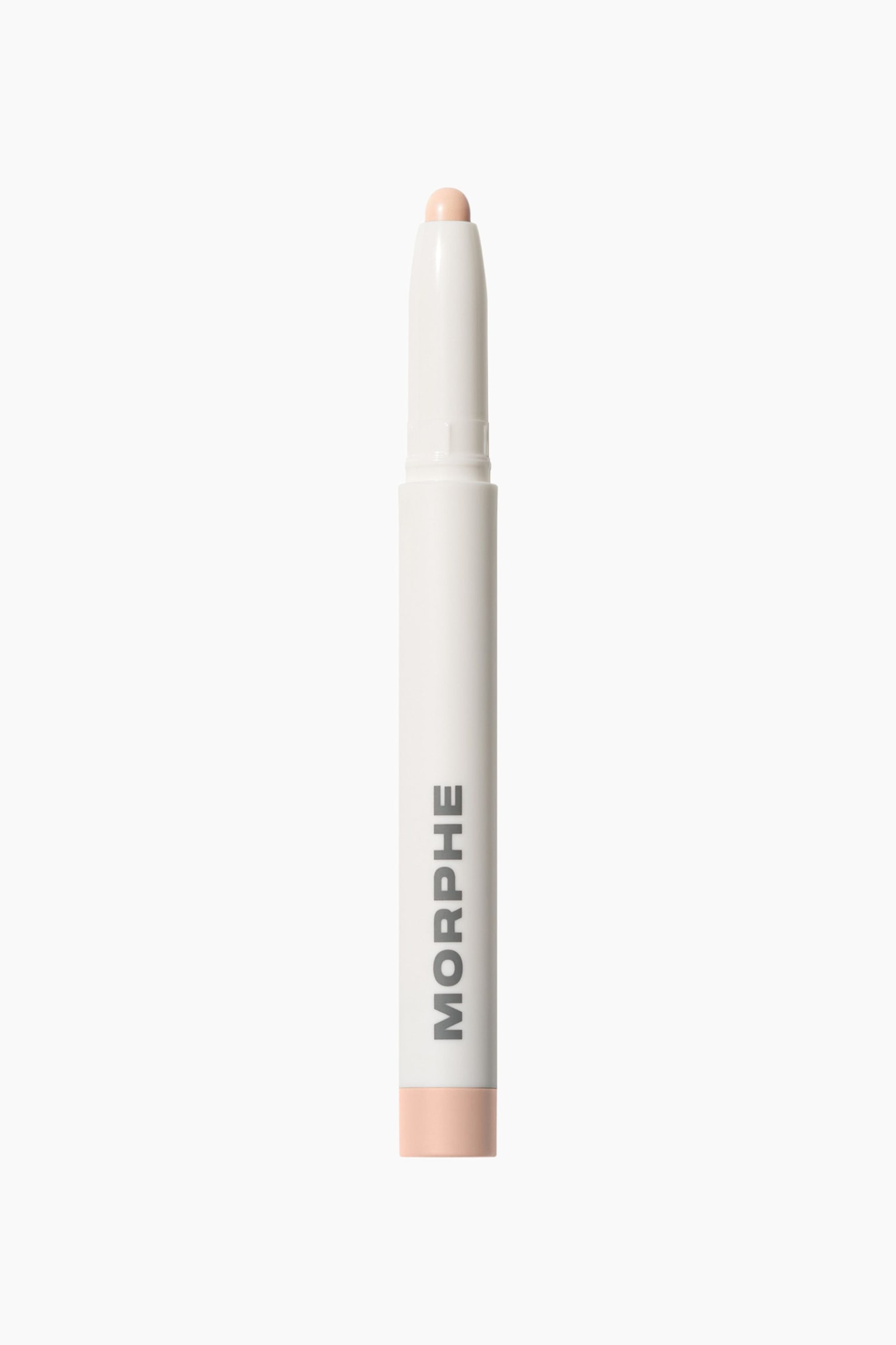 En hvid Morphe Shapelifter Micro Brightening Stick står lodret og fremviser en afrundet, lyseferskenfarvet produkttop øverst. Den cylindriske barreldel viser det grå "MORPHE"-logo trykt lodret, med en matchende ferskenfarvet banderole, der afslutter den nederste base.