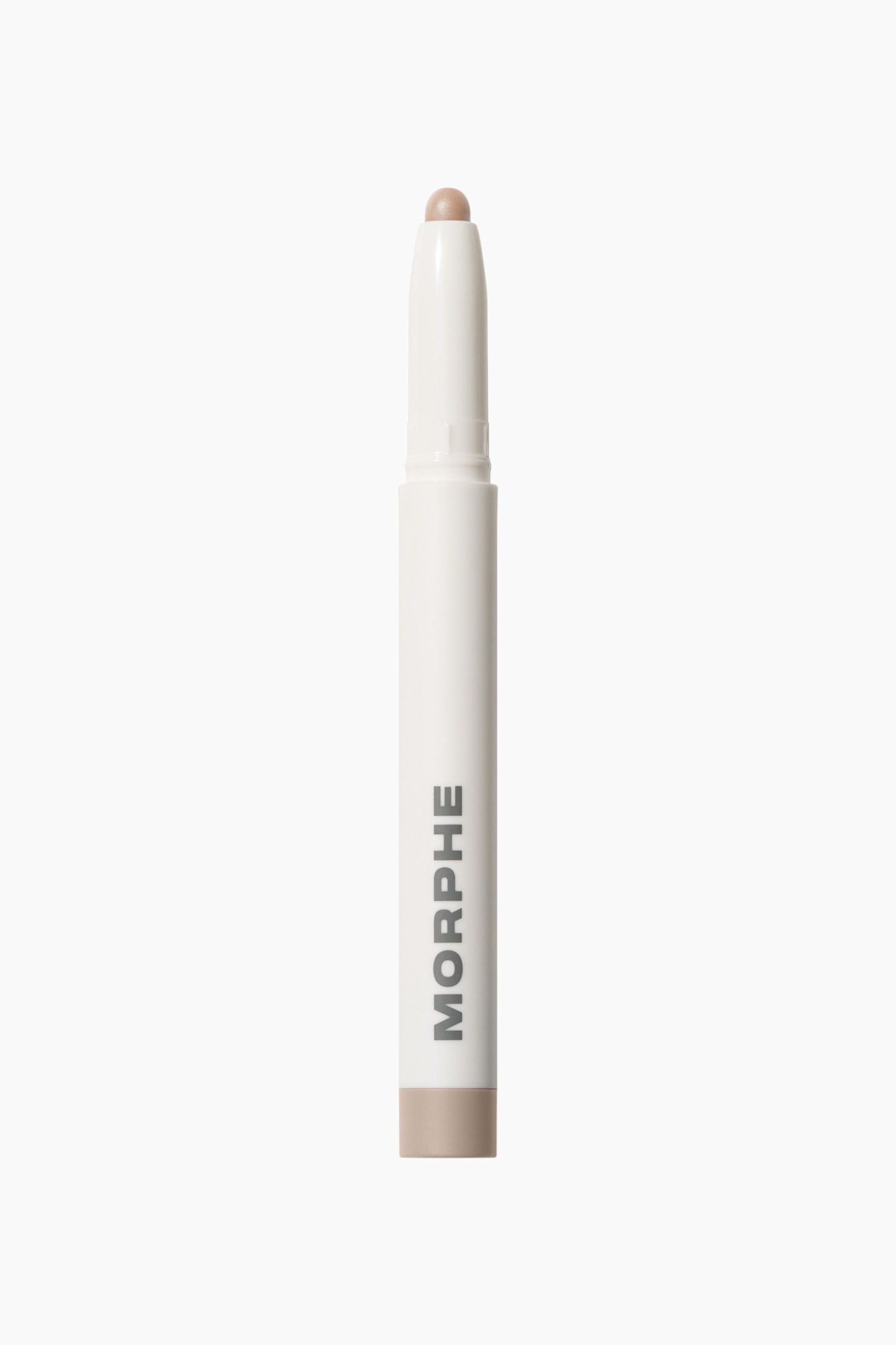 Morphe Shapelifter Micro Contour Stick seisoo pystyasennossa ja esittelee sen siroa, valkoista sylinterimÃ¤istÃ¤ runkoa, jossa tuotemerkin nimi âMORPHEâ on painettu pystysuunnassa harmaalla. Auki oleva ylÃ¤osa paljastaa pyÃ¶ristetyn, vaaleanruskean voidemaisen contour-kÃ¤rjen, ja alaosaa viimeistelee yhteensopiva vaaleanruskea raita.