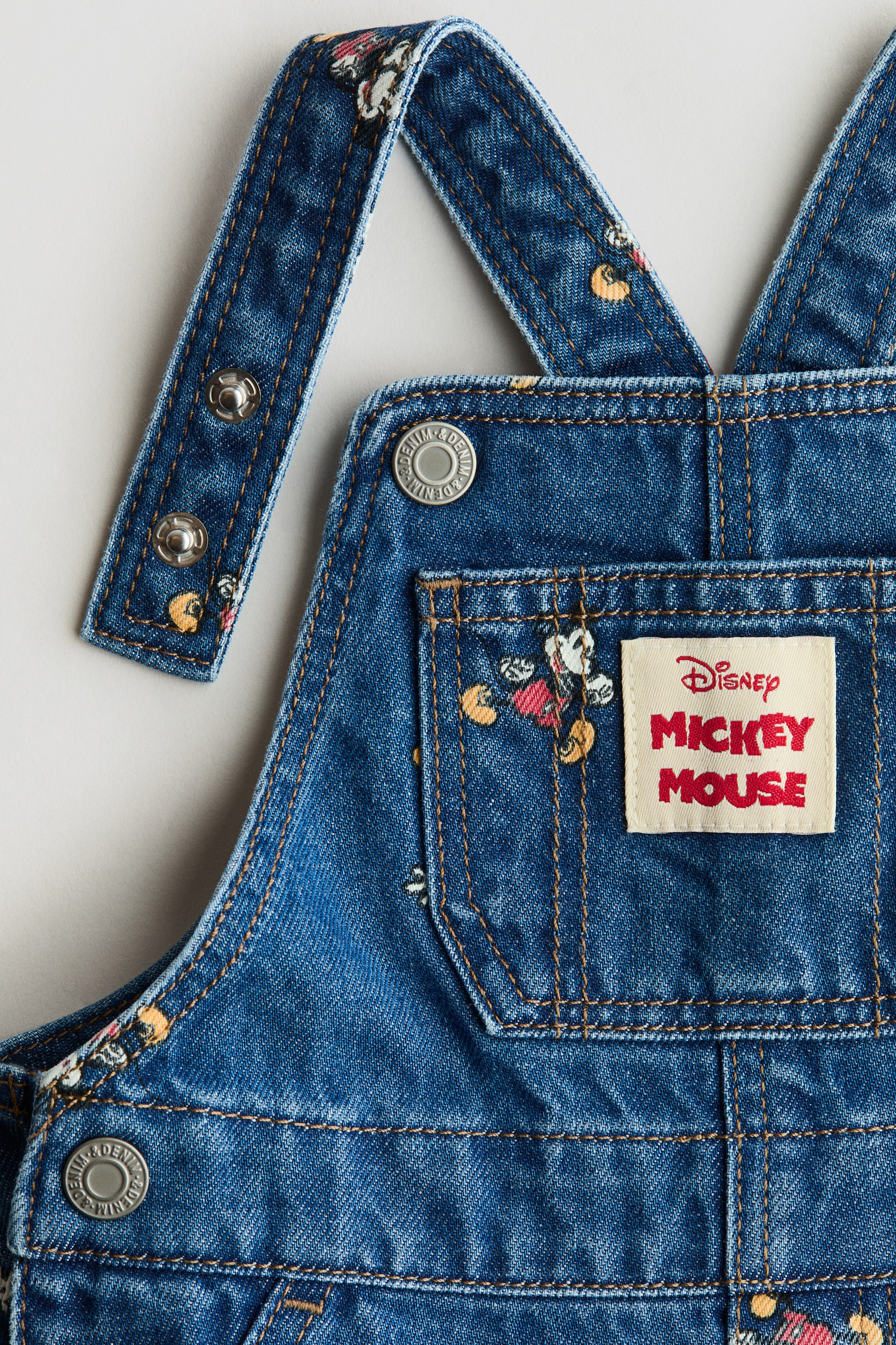Ampliar la imagen: Overol de denim con diseño - Azul denim/Mickey Mouse - Kids | H&M MX 5