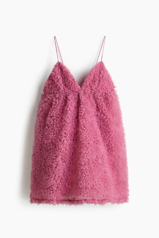 Un vestido mini rosa presenta una tela densamente texturizada compuesta de pequeños volantes arrugados, visibles desde el frente. Está diseñado con un escote en V y finos tirantes tipo espagueti. - 1
