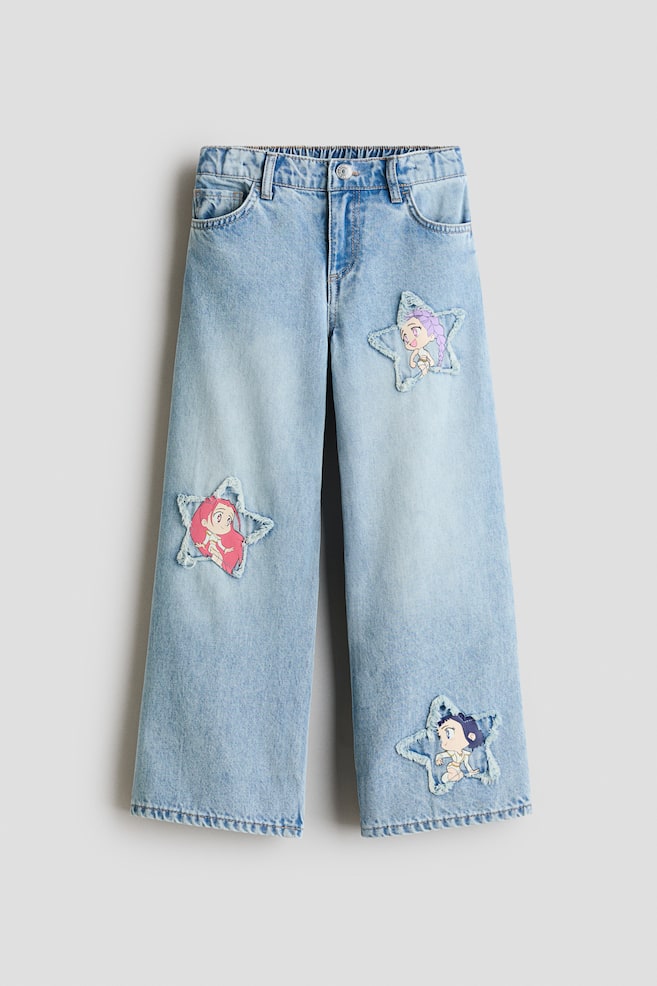 Wide Leg Jeans met print - Denimblauw/KPop Demon Hunters/Denimblauw/Hello Kitty/Denimblauw/Hello Kitty/Licht denimblauw/Minnie Mouse/Denimblauw/Bambi/Licht denimblauw/CapyFun/Licht denimblauw/Lilo & Stitch/Licht denimblauw/Hello Kitty/Denimblauw/Minnie Mouse - 1