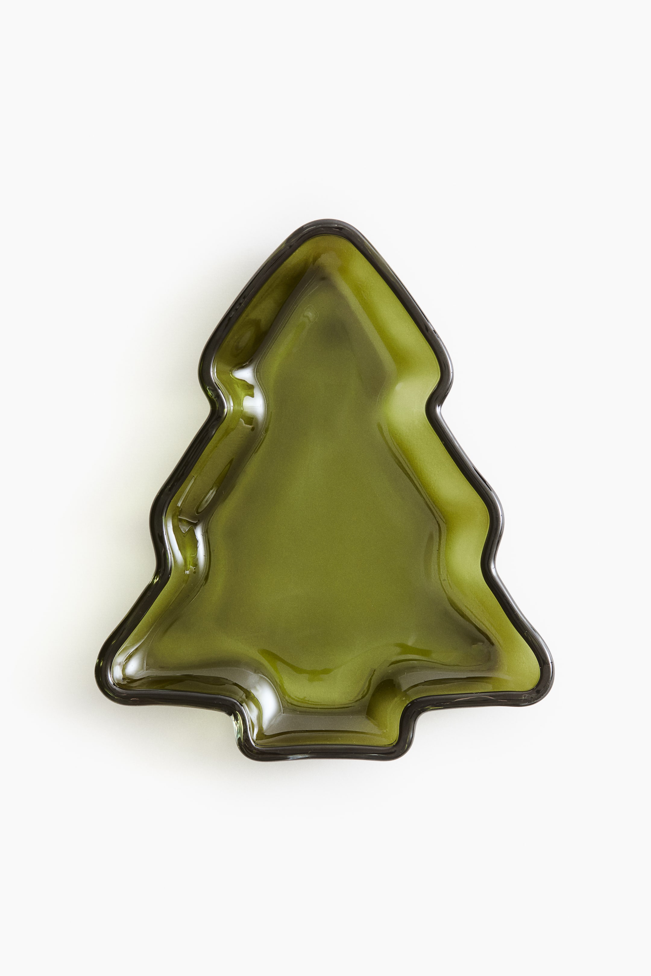 Ampliar la imagen: Un plato de vidrio verde con forma de árbol de pino se muestra de frente en una perspectiva cenital. El plato presenta un acabado oliva verde translúcido y brillante, con bordes elevados y curvos, y un contorno de tono oscuro.