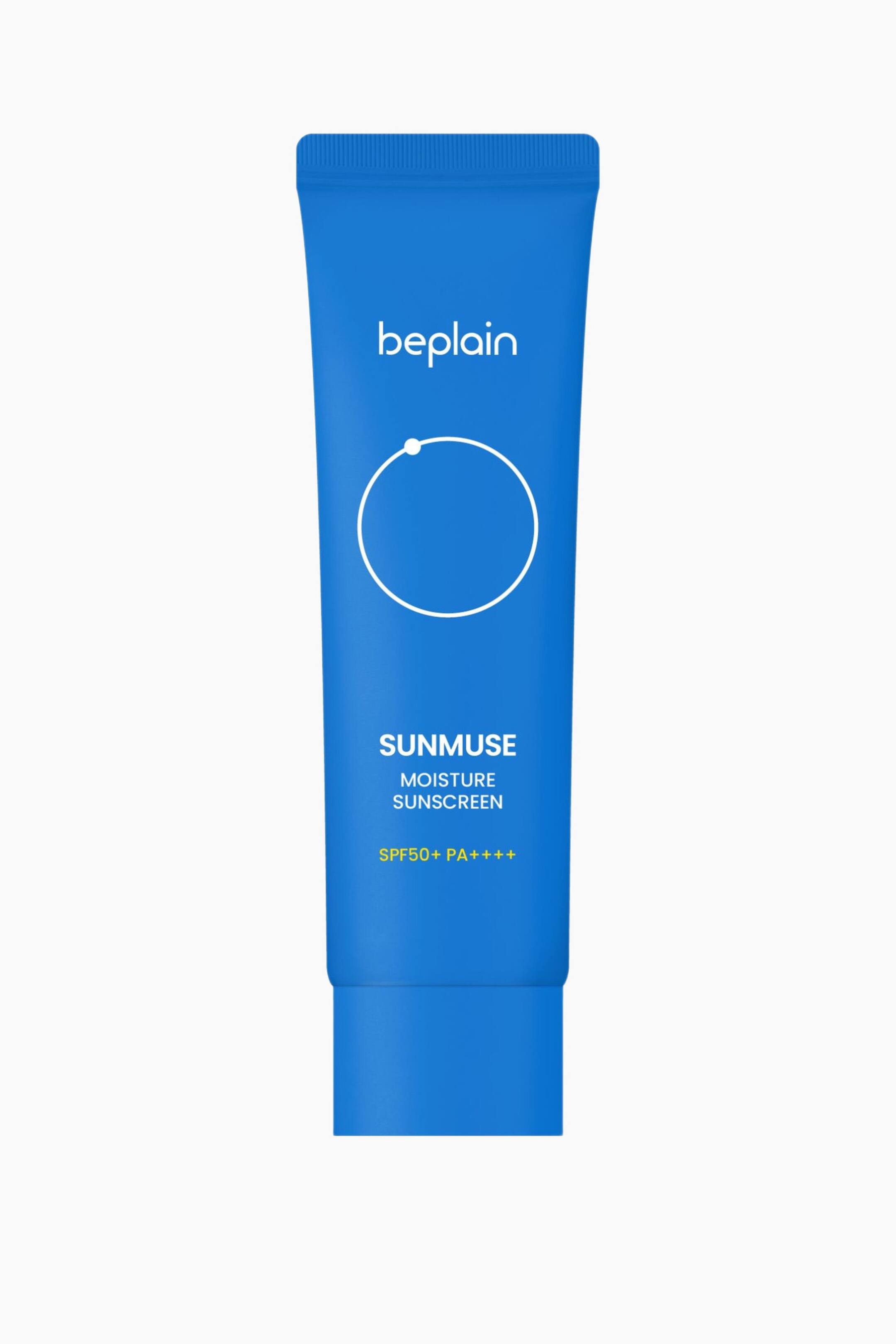 Visa större bild: En ljusblå solskyddstub visas med framsidesetiketten, där texten ”beplain”, en vit cirkelgrafik med en liten punkt samt texten ”SUNMUSE MOISTURE SUNSCREEN SPF50+ PA+++++” i vit och gul skrift syns. Tubens ovandel är klämd, och den bredare nedre delen bildar en platt botten.